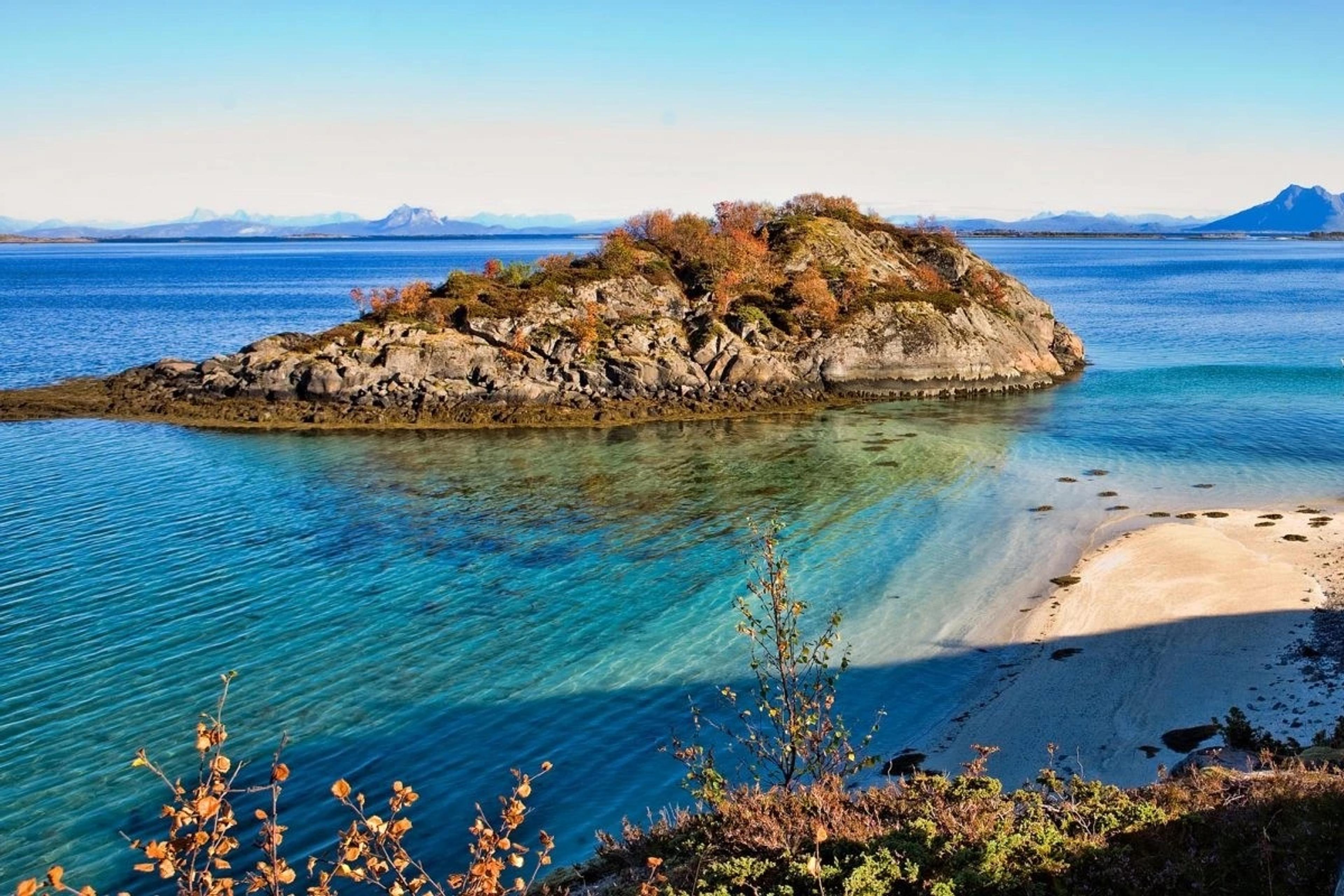 Idyllisk strand et lite steinkast unna hyttetomten