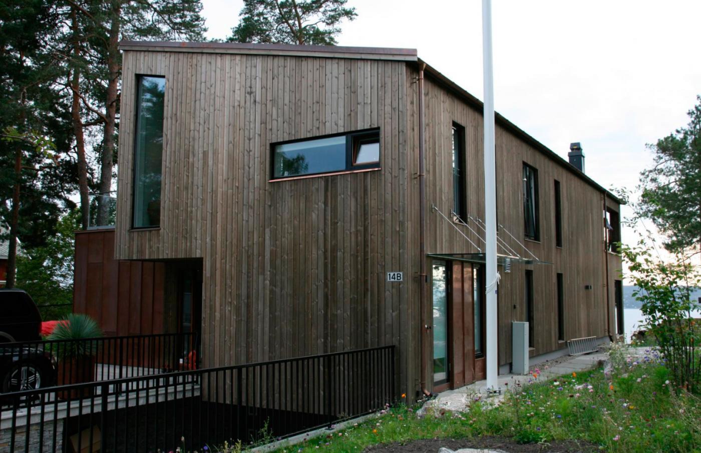 Tegnet av Meinich arkitekter. Bygd for å vare av Nordbohus Follo Bygg og Eiendom. En unik bolig med unike løsninger. Fasadekledning i malmfuru, jernvitrol tjønrøkt. Spenstige kobberbeslag i deler av fasaden og som vannbrett-beslag.