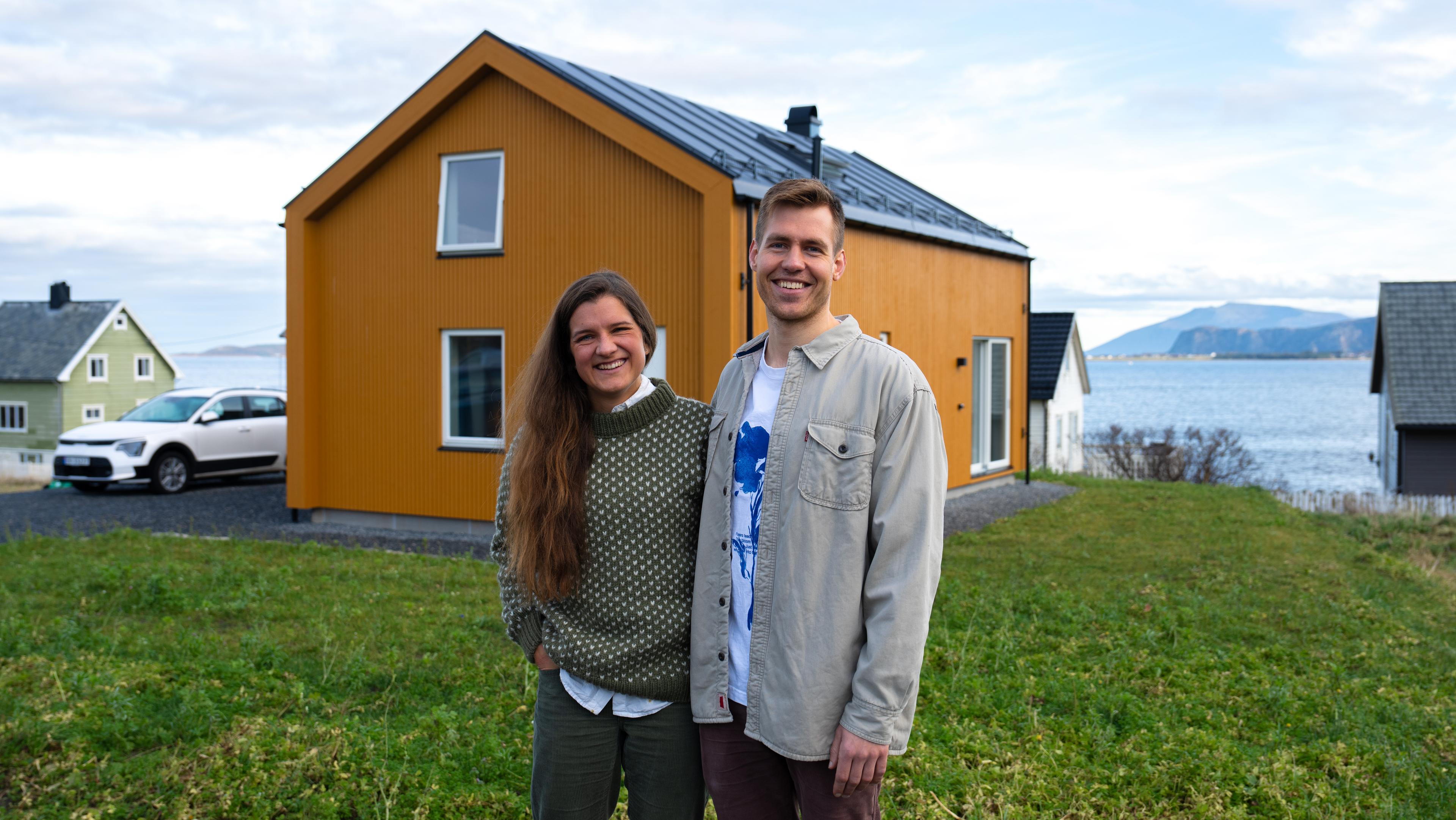 Sofia og Lars utenfor sitt gule minihus på Alnes