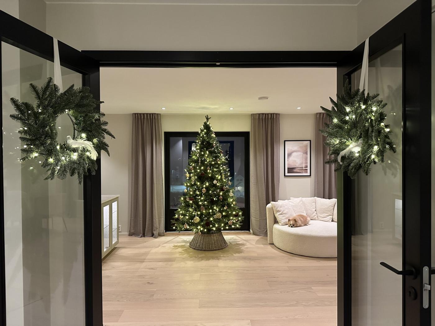 Julepyntet stue i eneboligen Orion fra Nordbohus