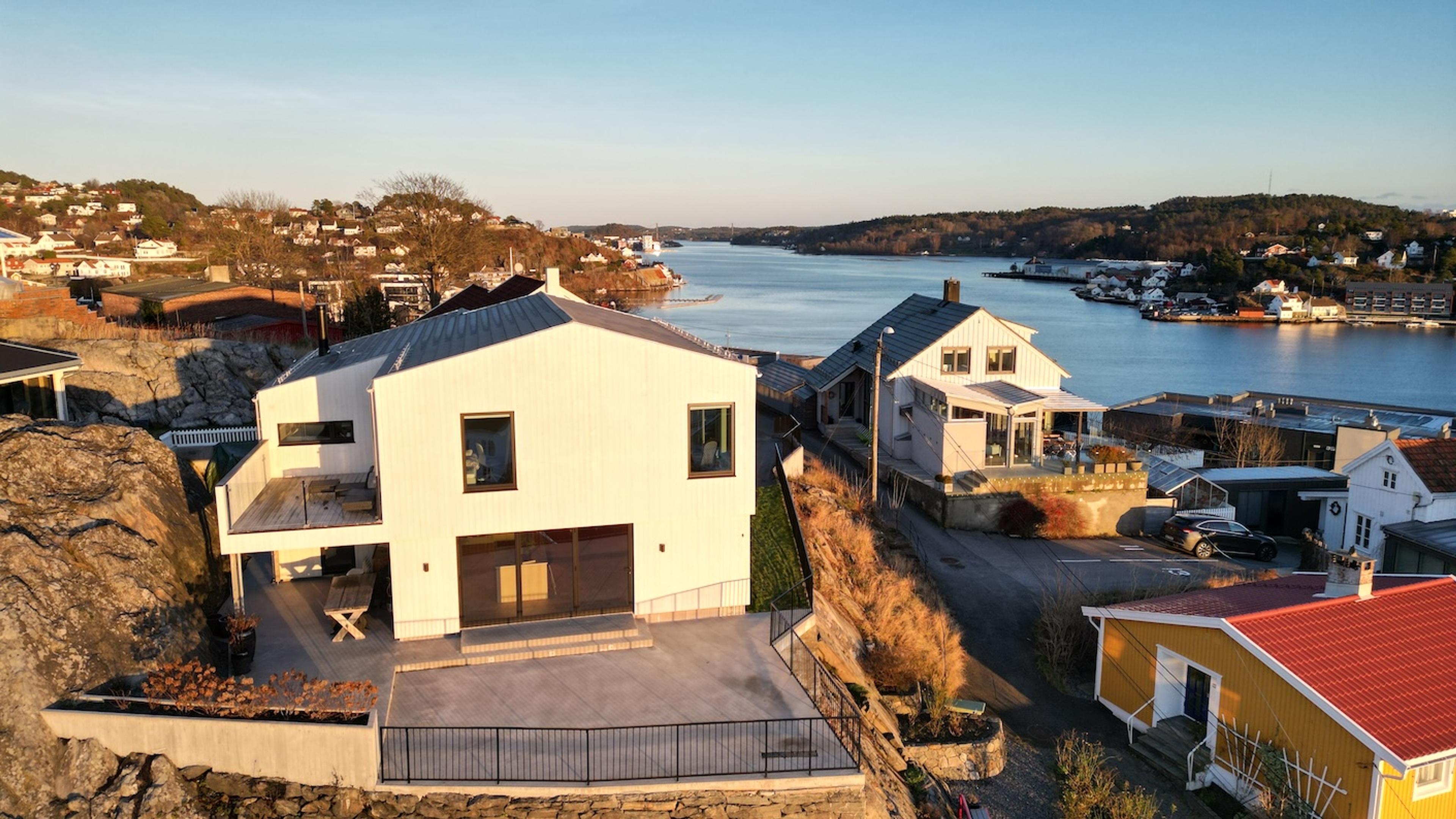 Arkitekttegnet moderne hus med sjøen