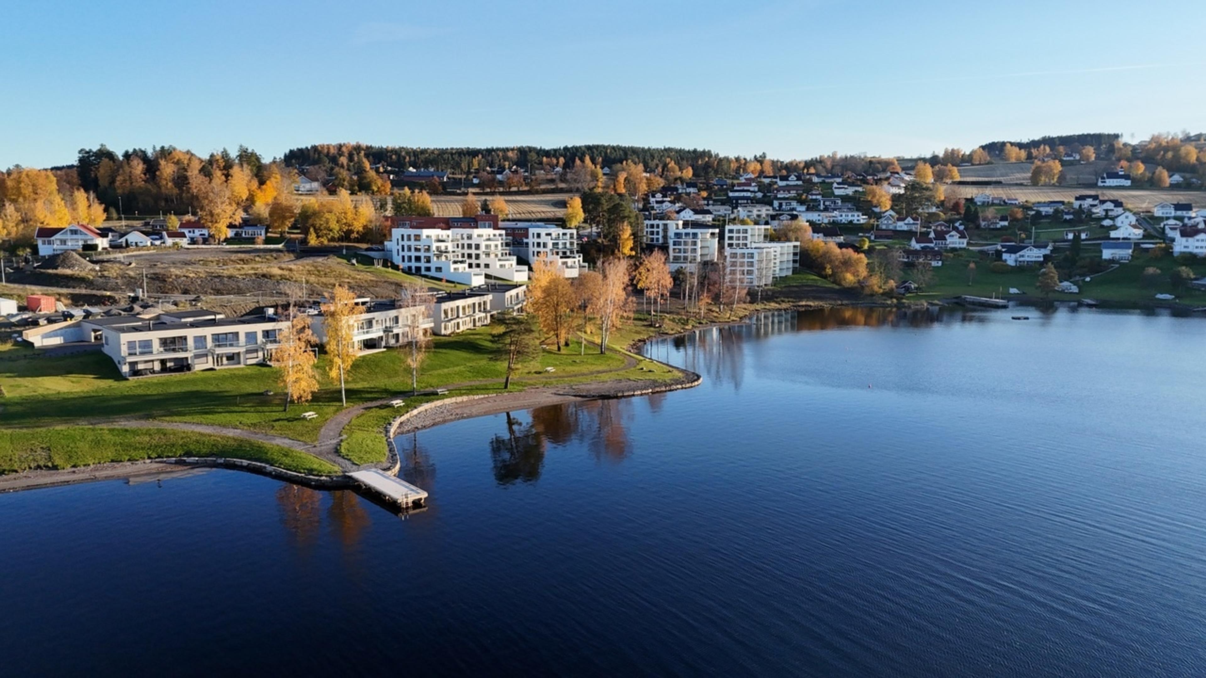 Her ser vi boligområdet Smørvika ved Mjøsa