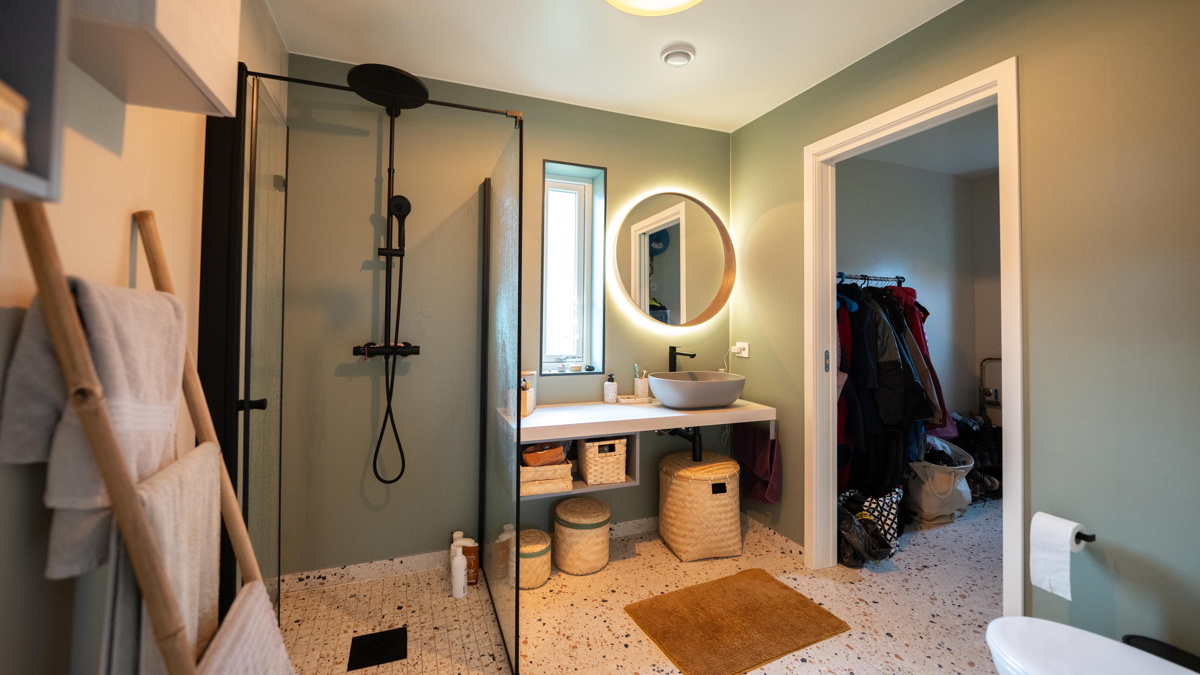 Egen inngang direkte til vaskerommet og det romslige badet.