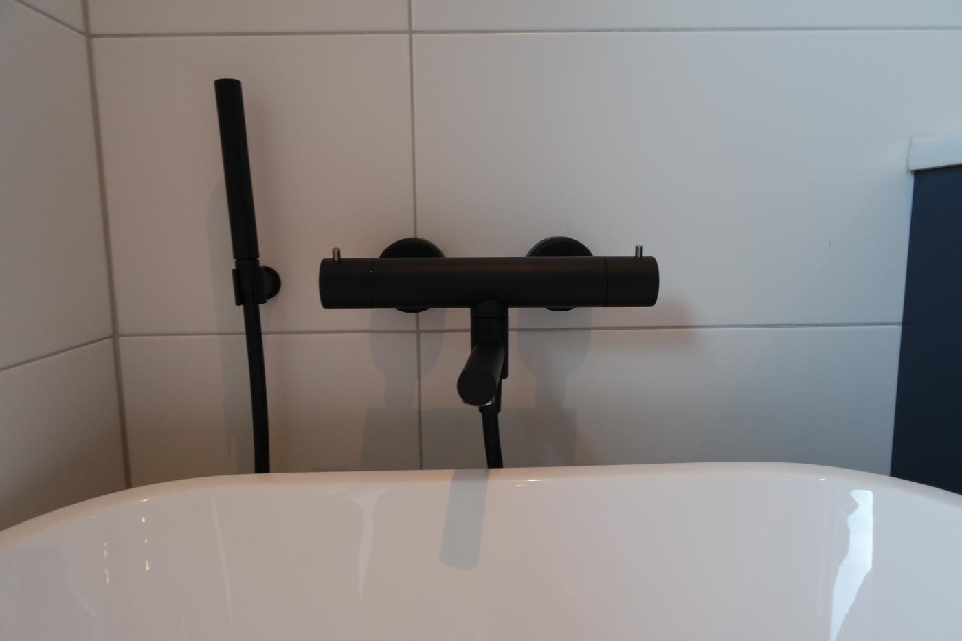 Badekarsbatteri i matt sort.