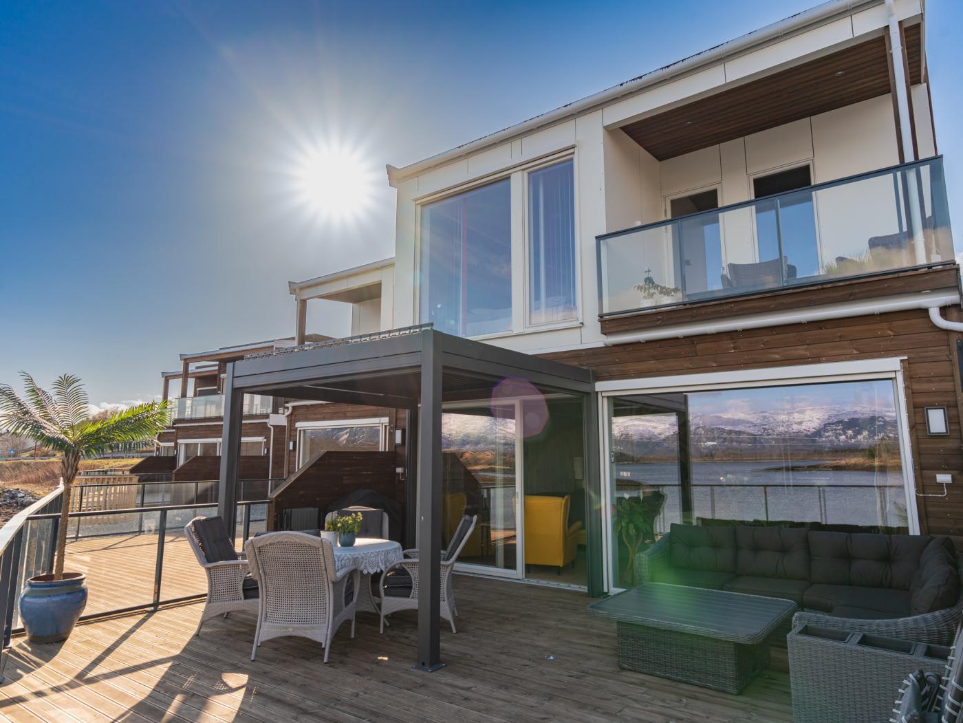 Terrasse med sofagrupper og sitteområde i sol