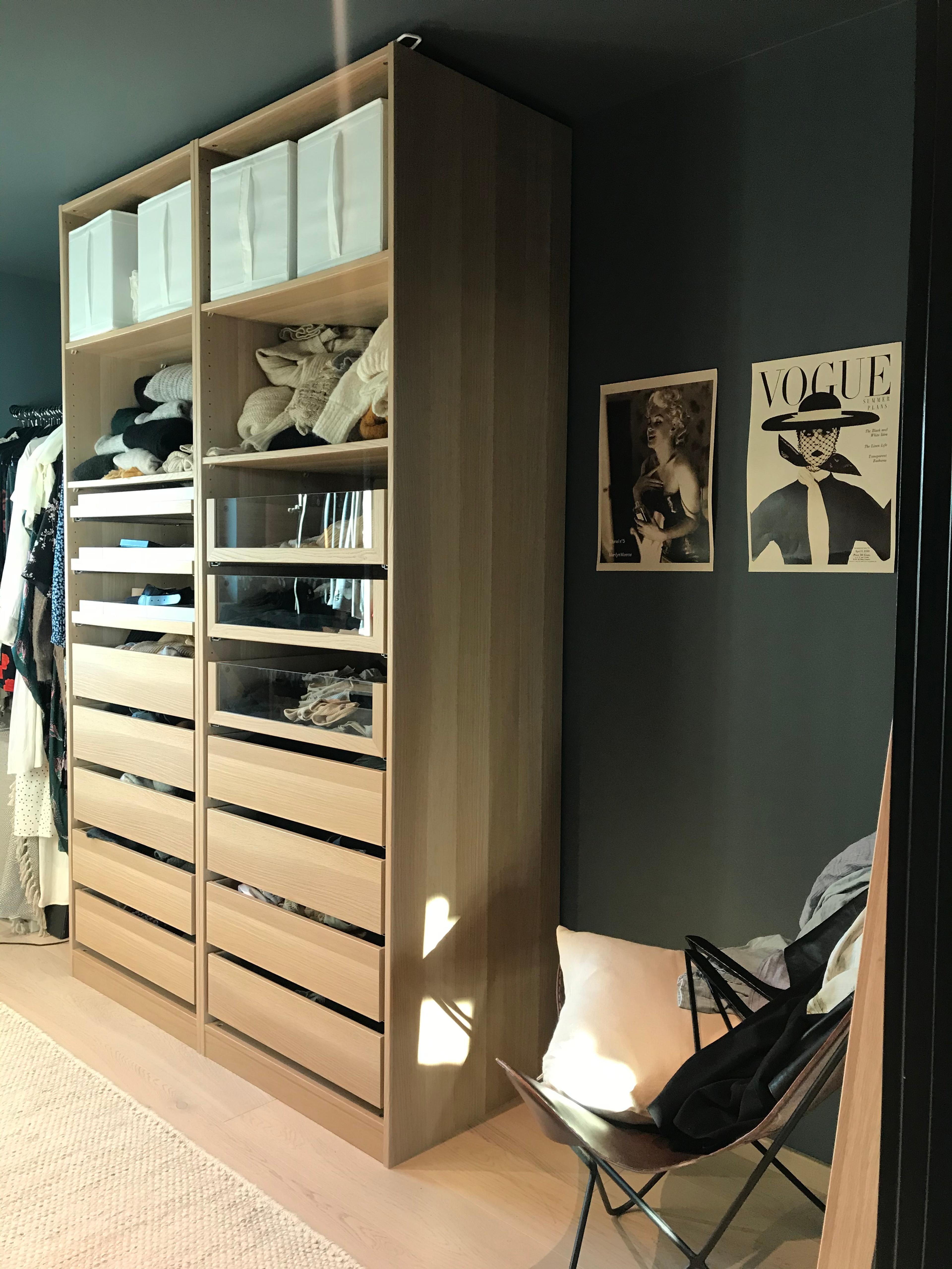 Walk-in garderobe med innredning fra IKEA.