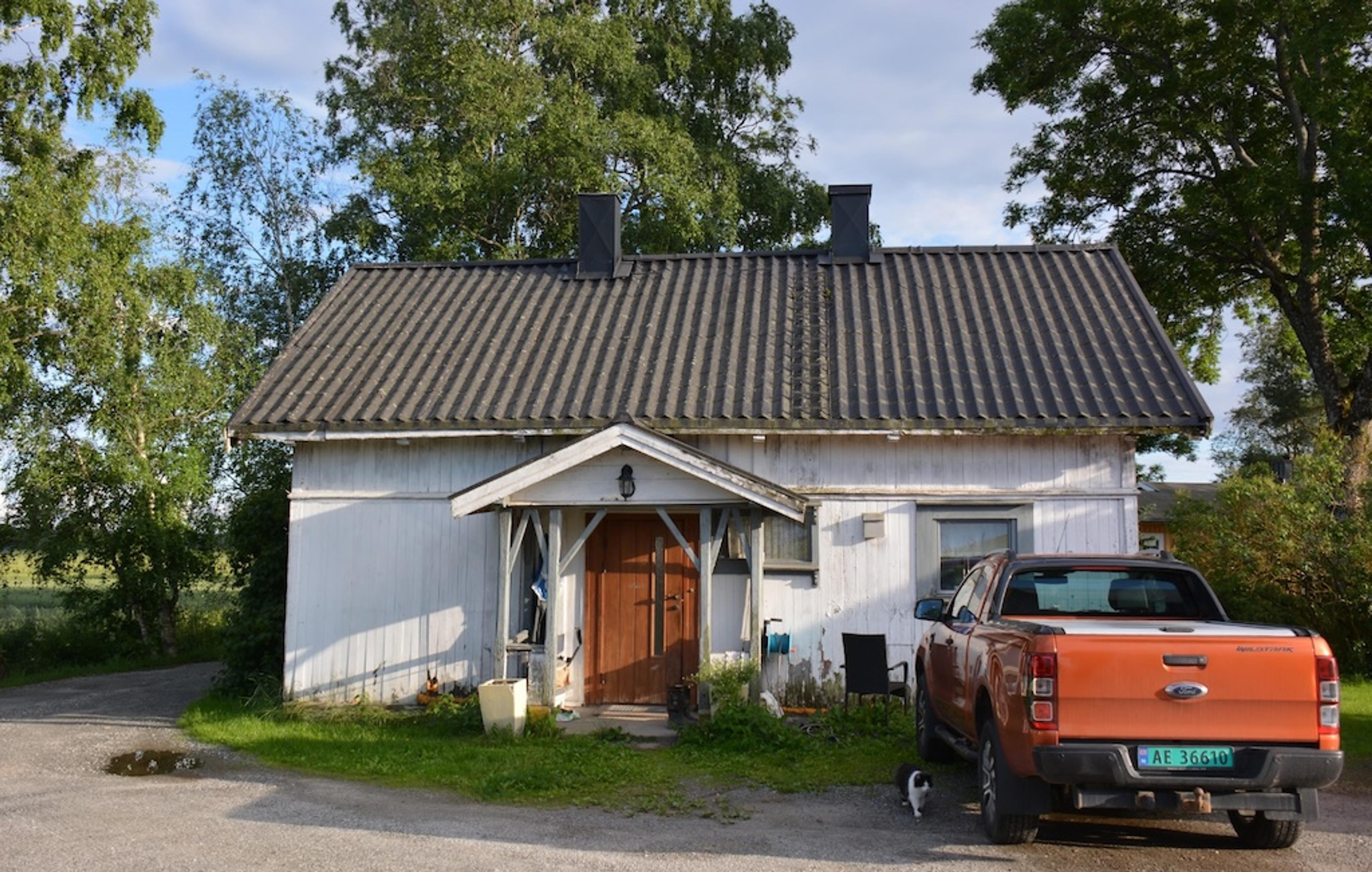 Eldre hvitt hus som trenger rehabilitering