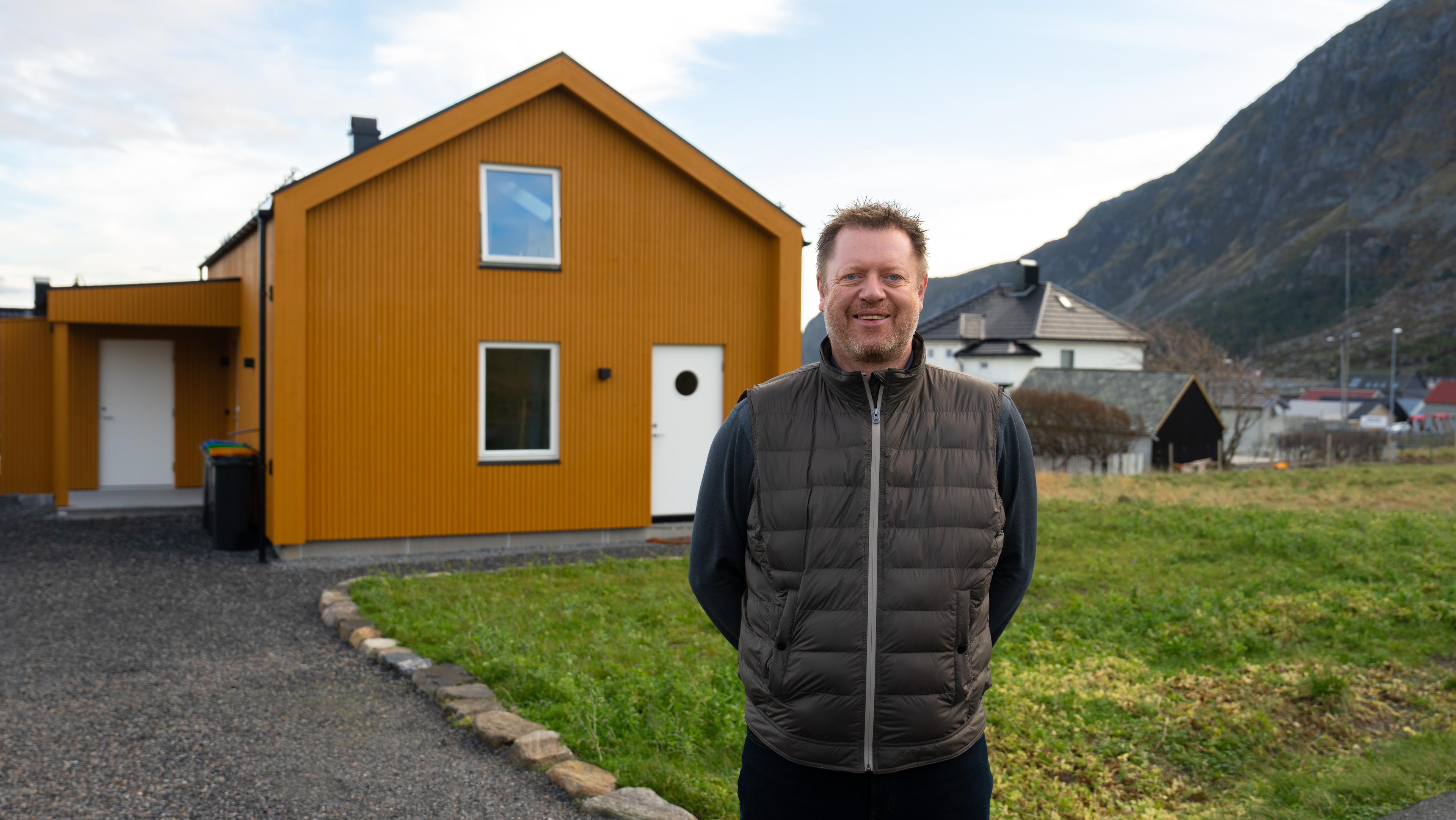 Daglig leder Bjarte i NB Boliger står utenfor minihuset på Alnes