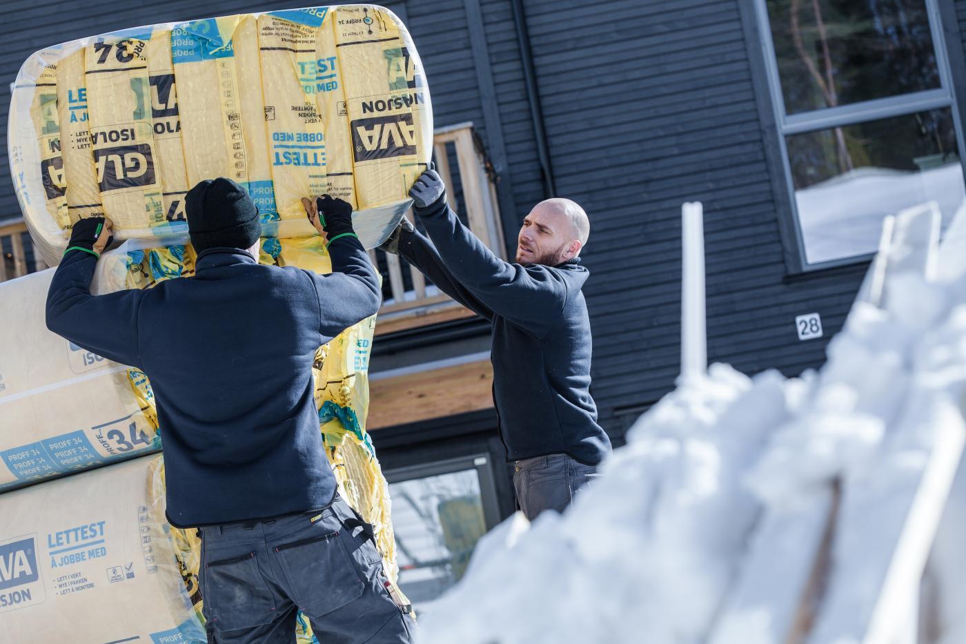 To menn som løfter Glave isolasjon
