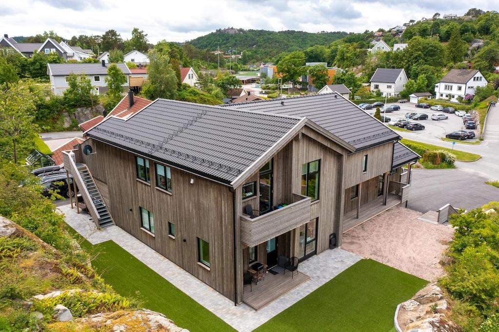 Moderne hus med sort betongtakstein
