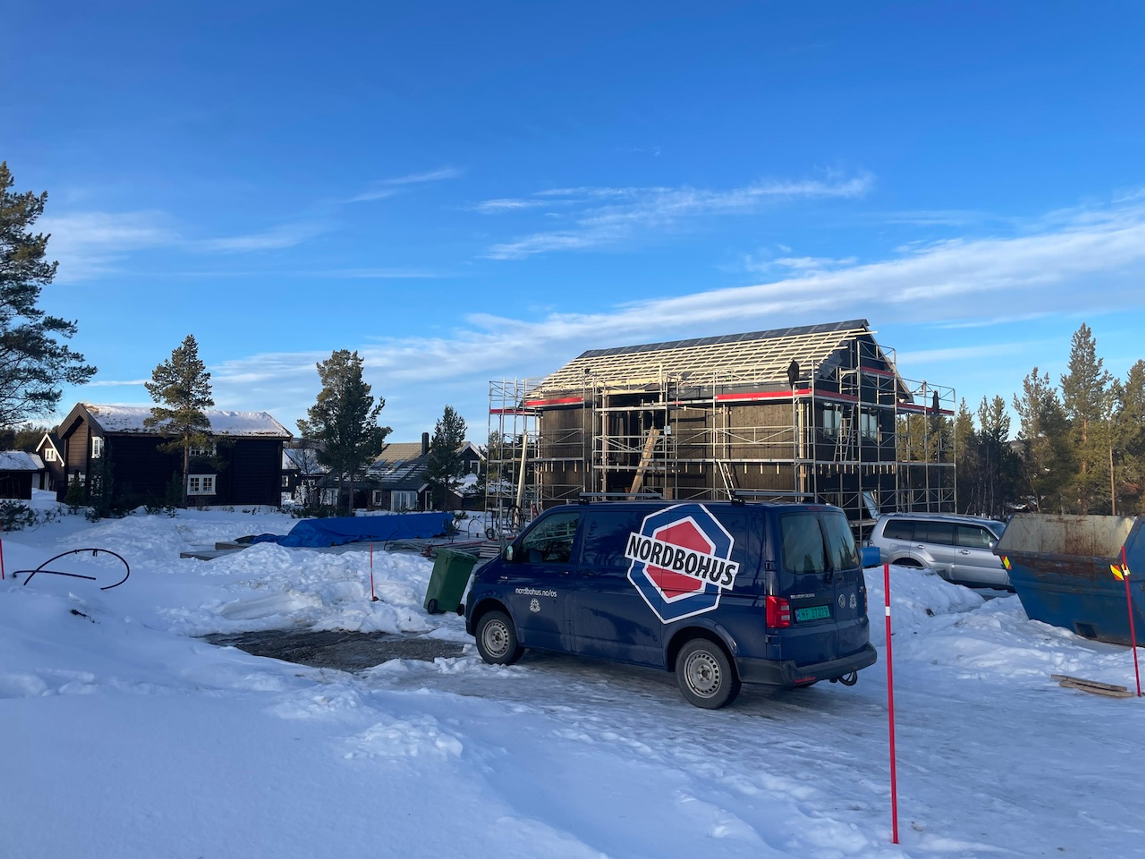 En Nordbohus-arbeidsbil foran en enebolig som blir bygd.