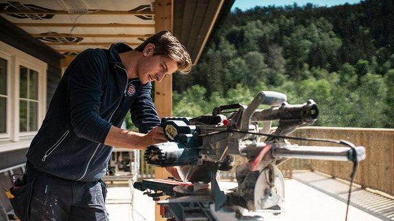 En Nordbohus tømrer som jobber