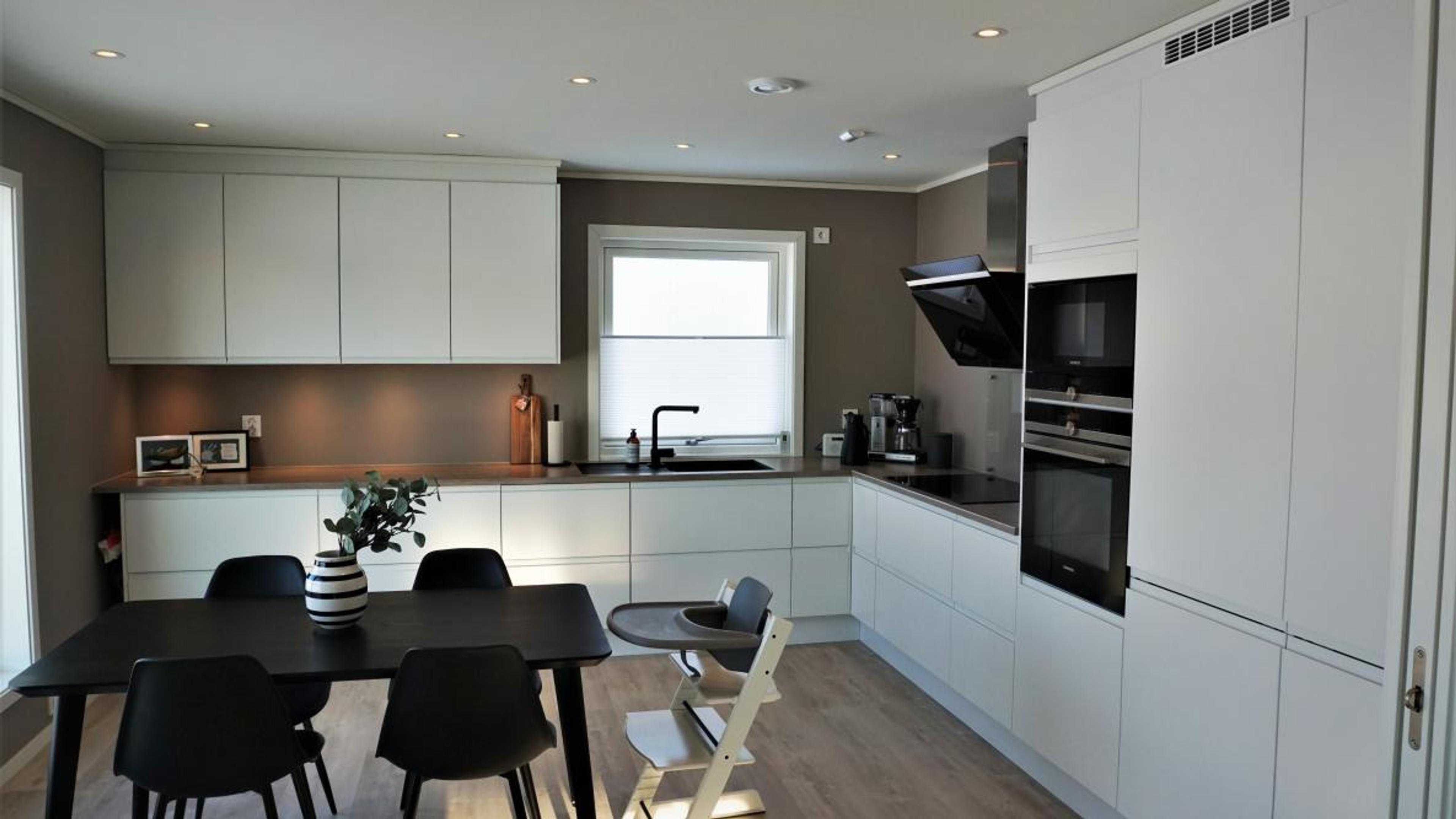 Hvitt kjøkken med plass til spisebord