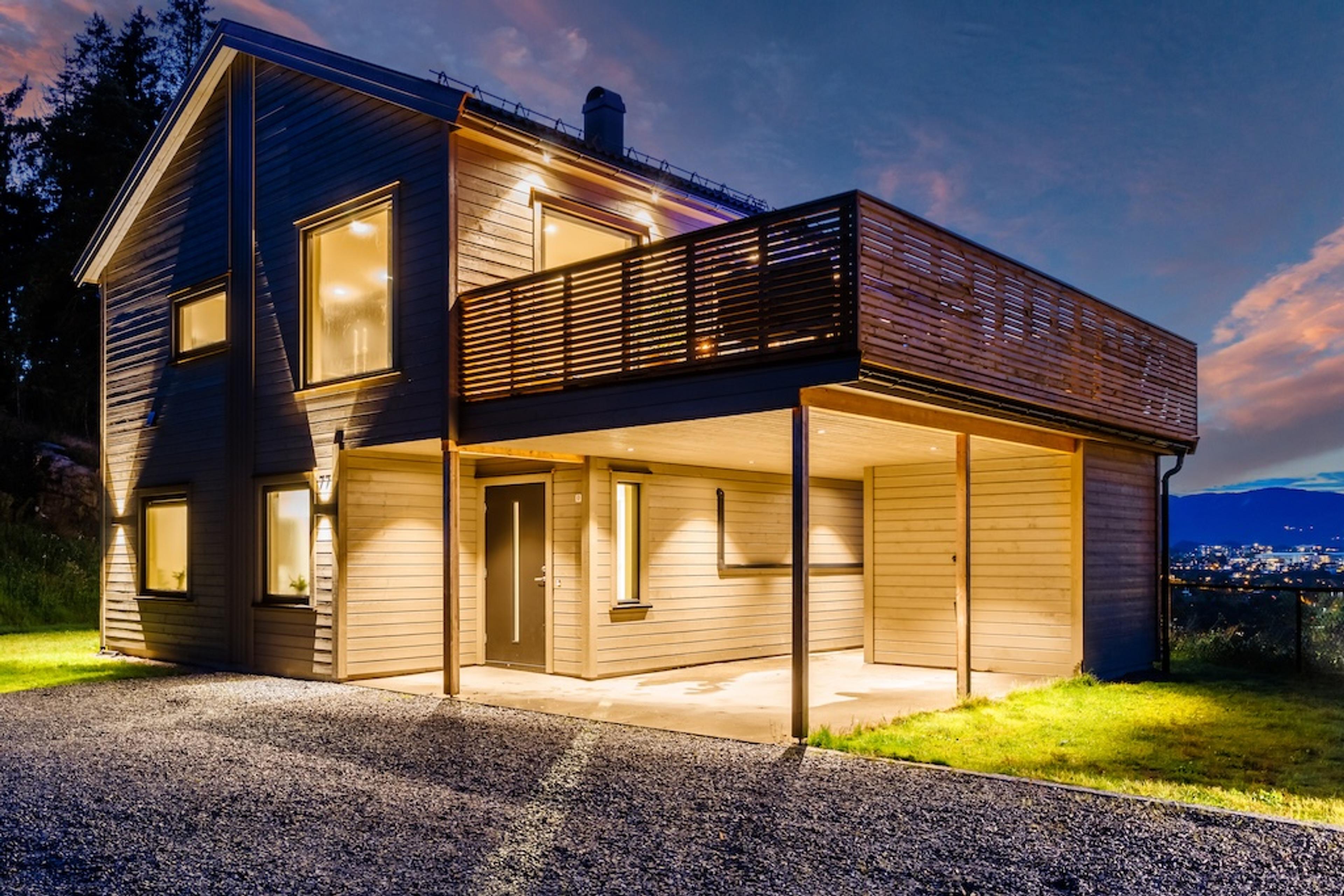 Moderne enebolig, Luftig - med stor terrasse og carport