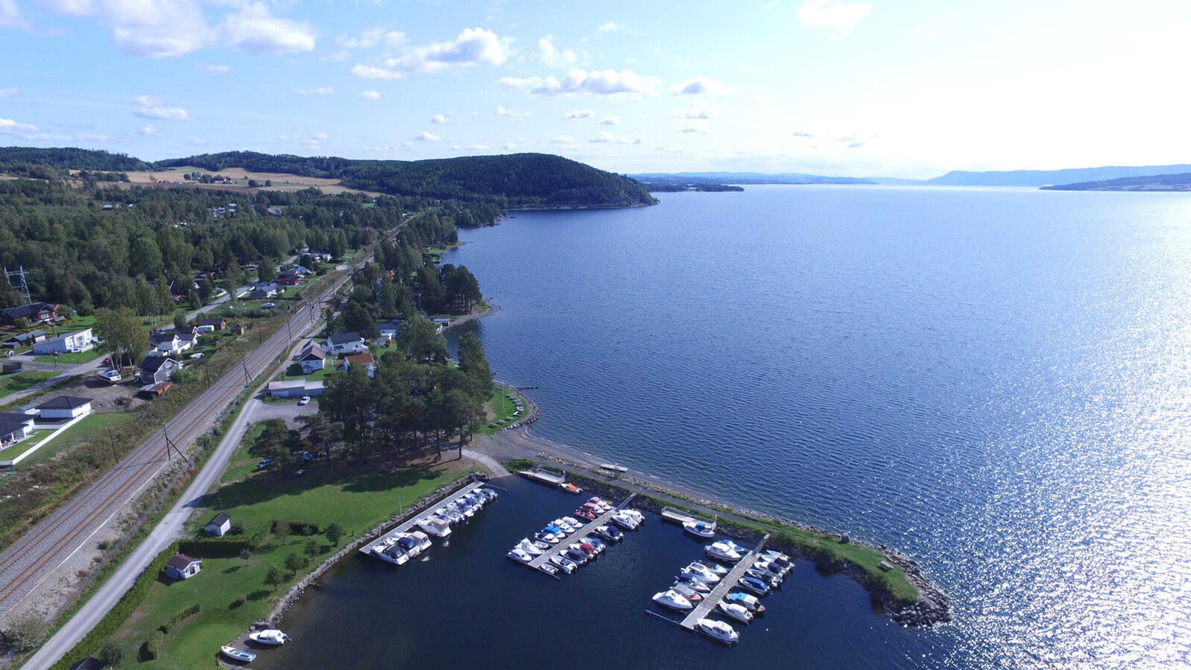 Oversiktsbilde over Mjøsa like nær Jessneslia.