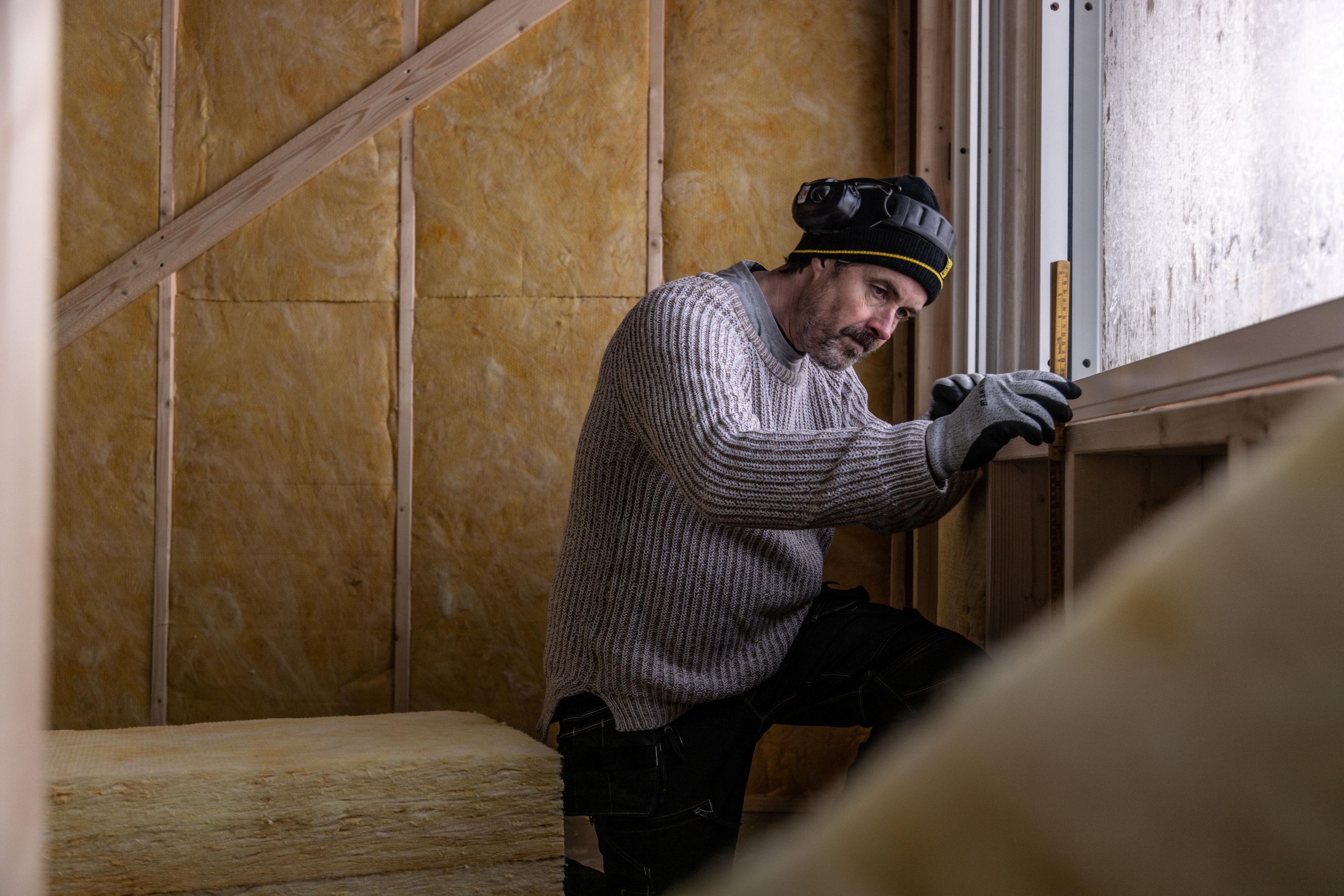 Håndverker som måler vindu