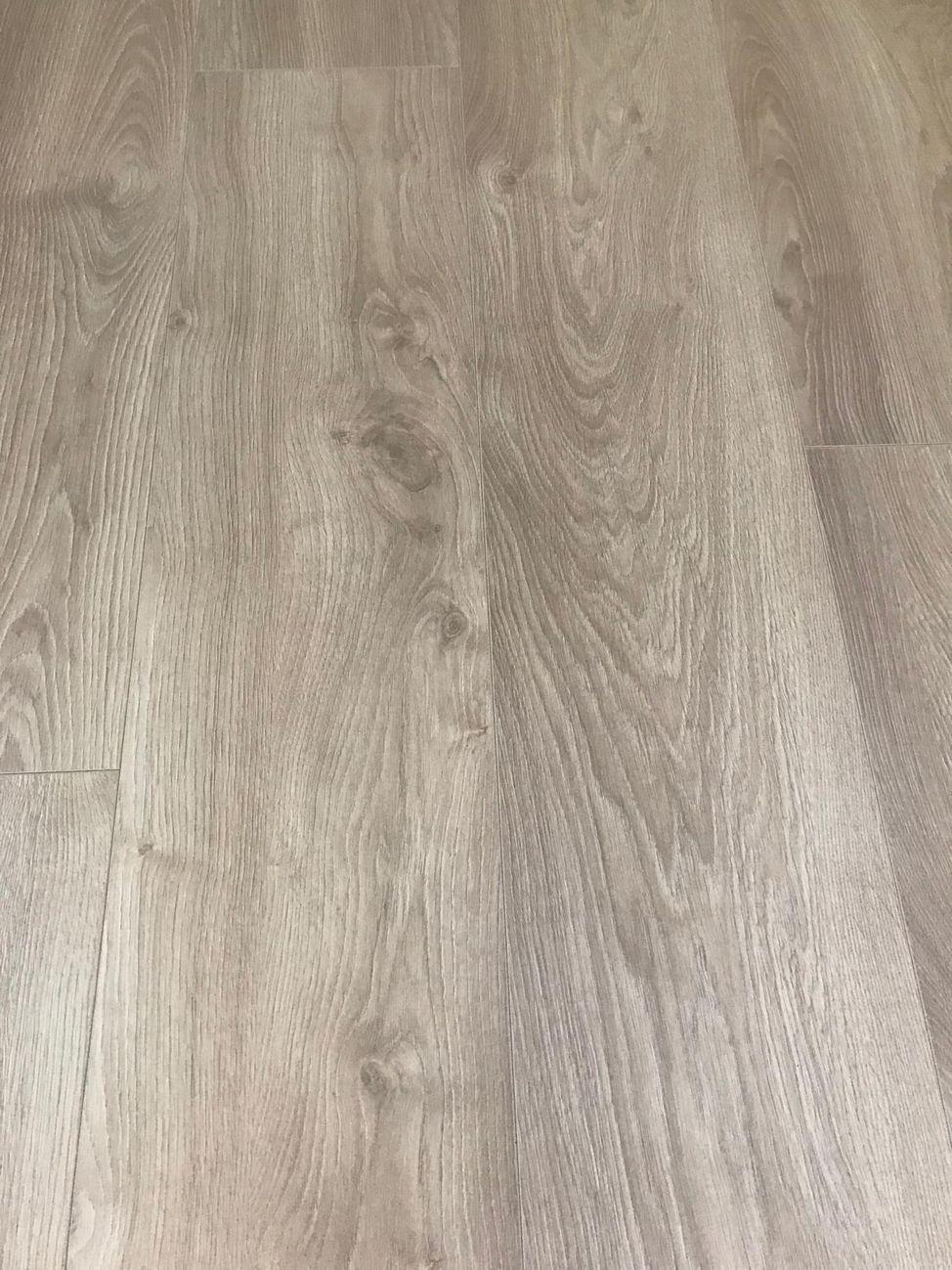 Gulv i kjellerstue: Laminat eik.