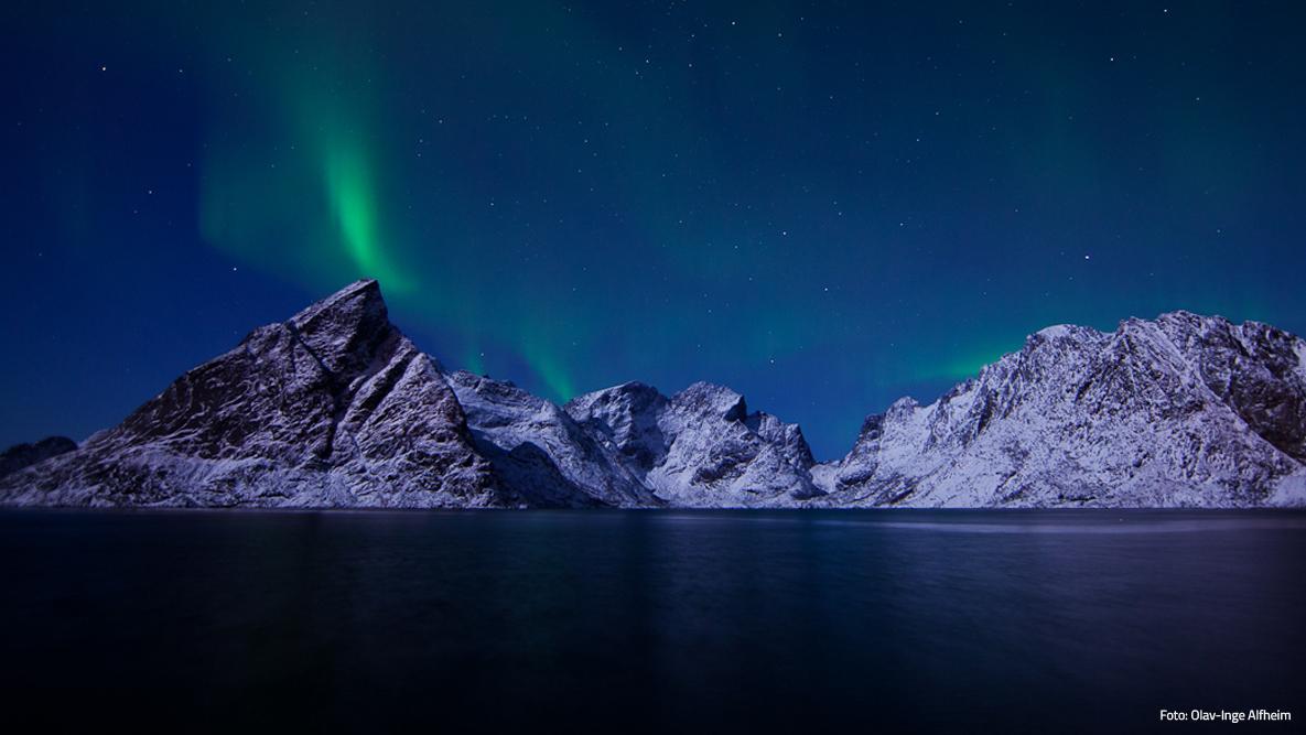 Nordlys over snødekte fjell