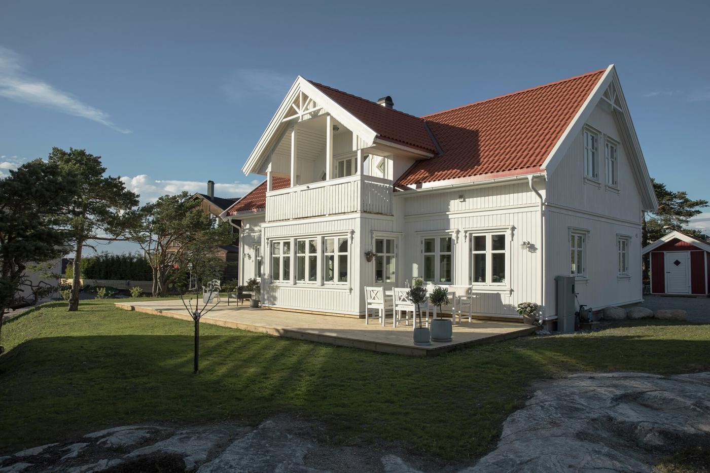 Enebolig med mange vinduer