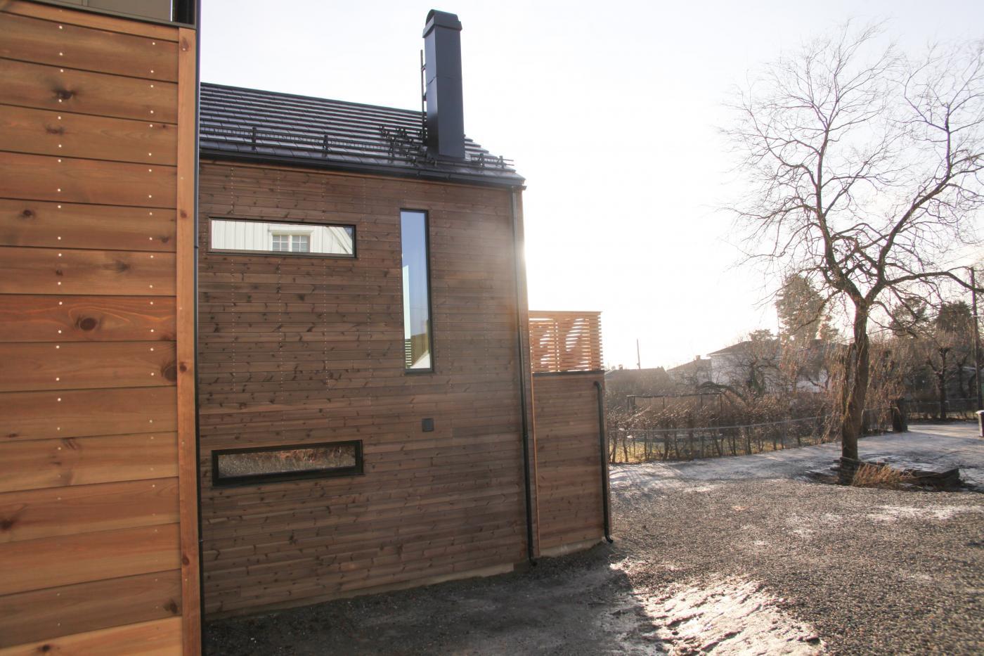 Aluminiumsbelagte vinduer fra Nordan og sorte nedløp fra Lindab.