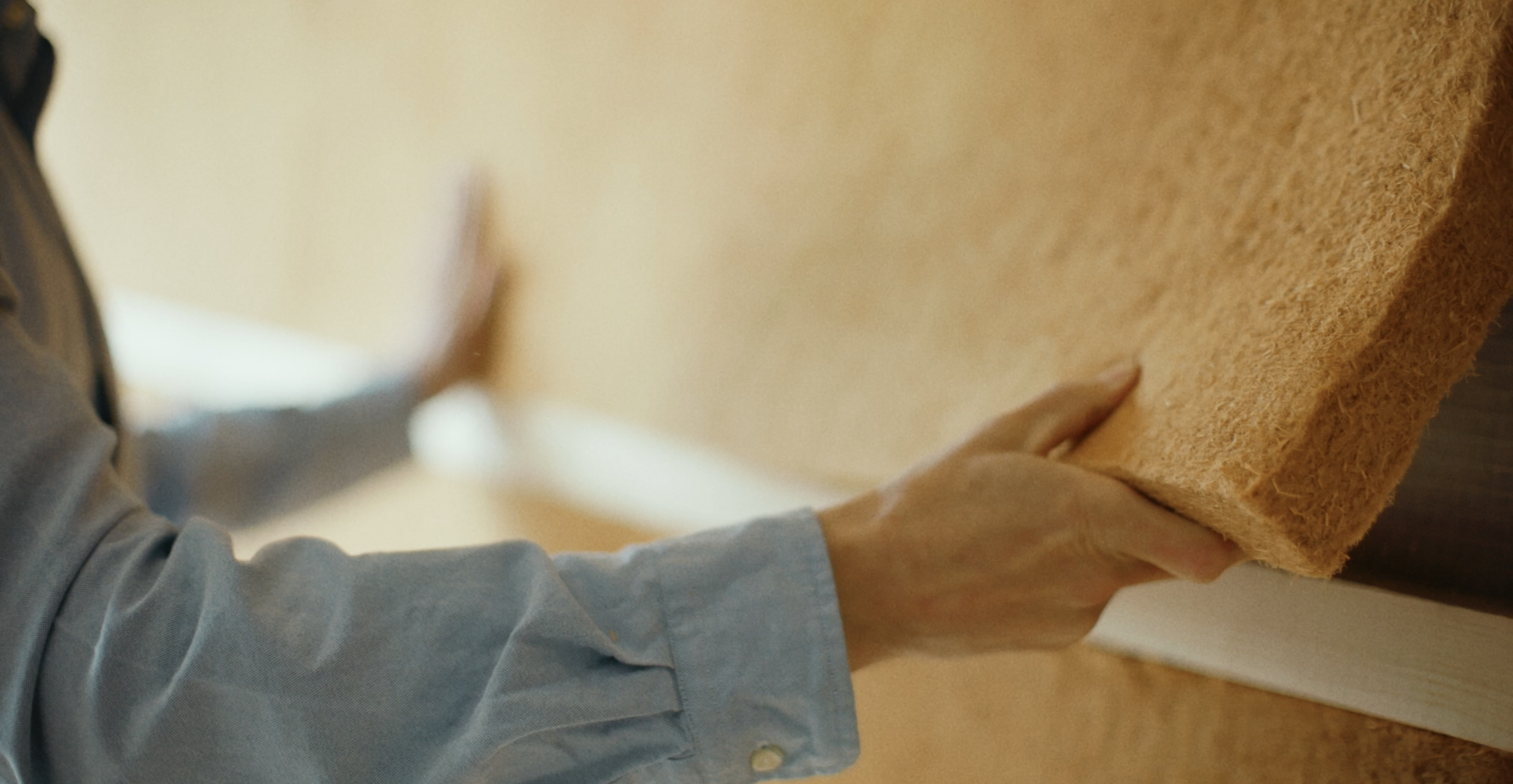 Mann som holder trefiberisolasjon