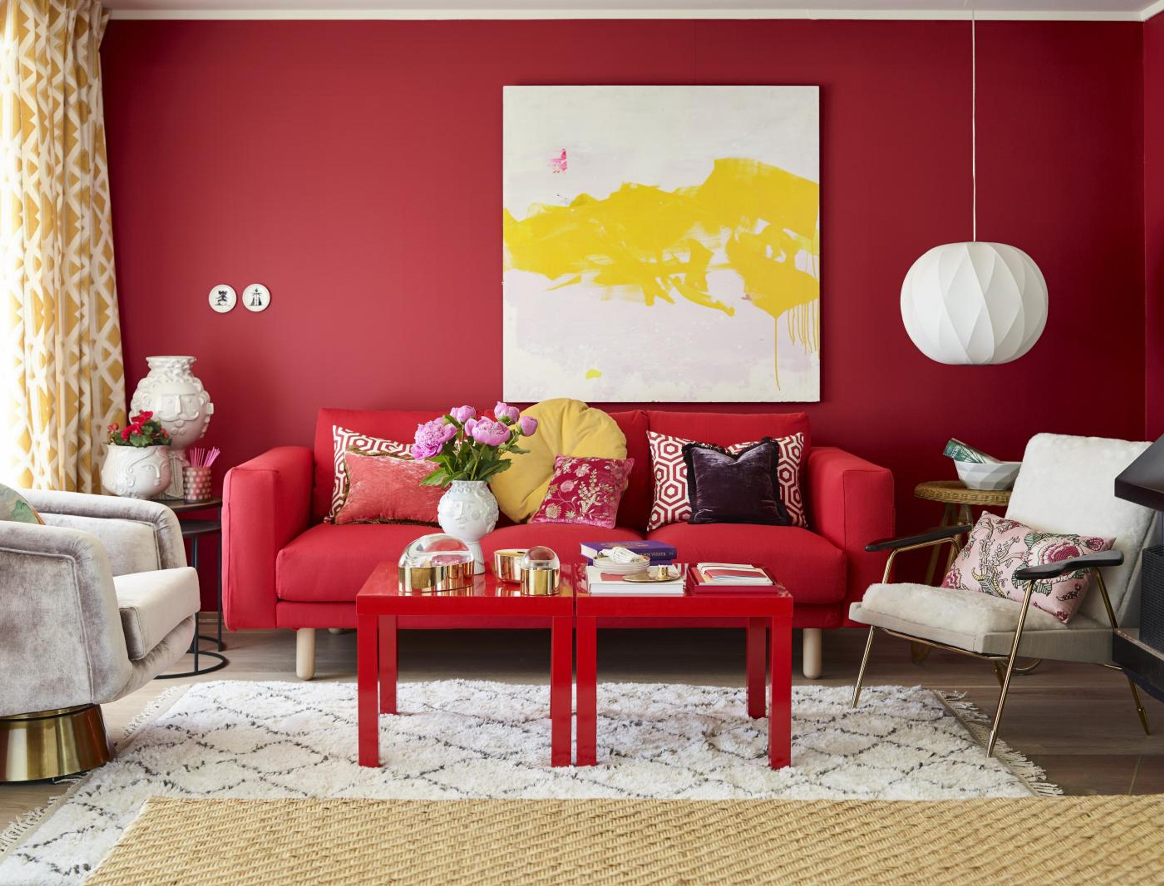 Stue med rød farge på veggen
