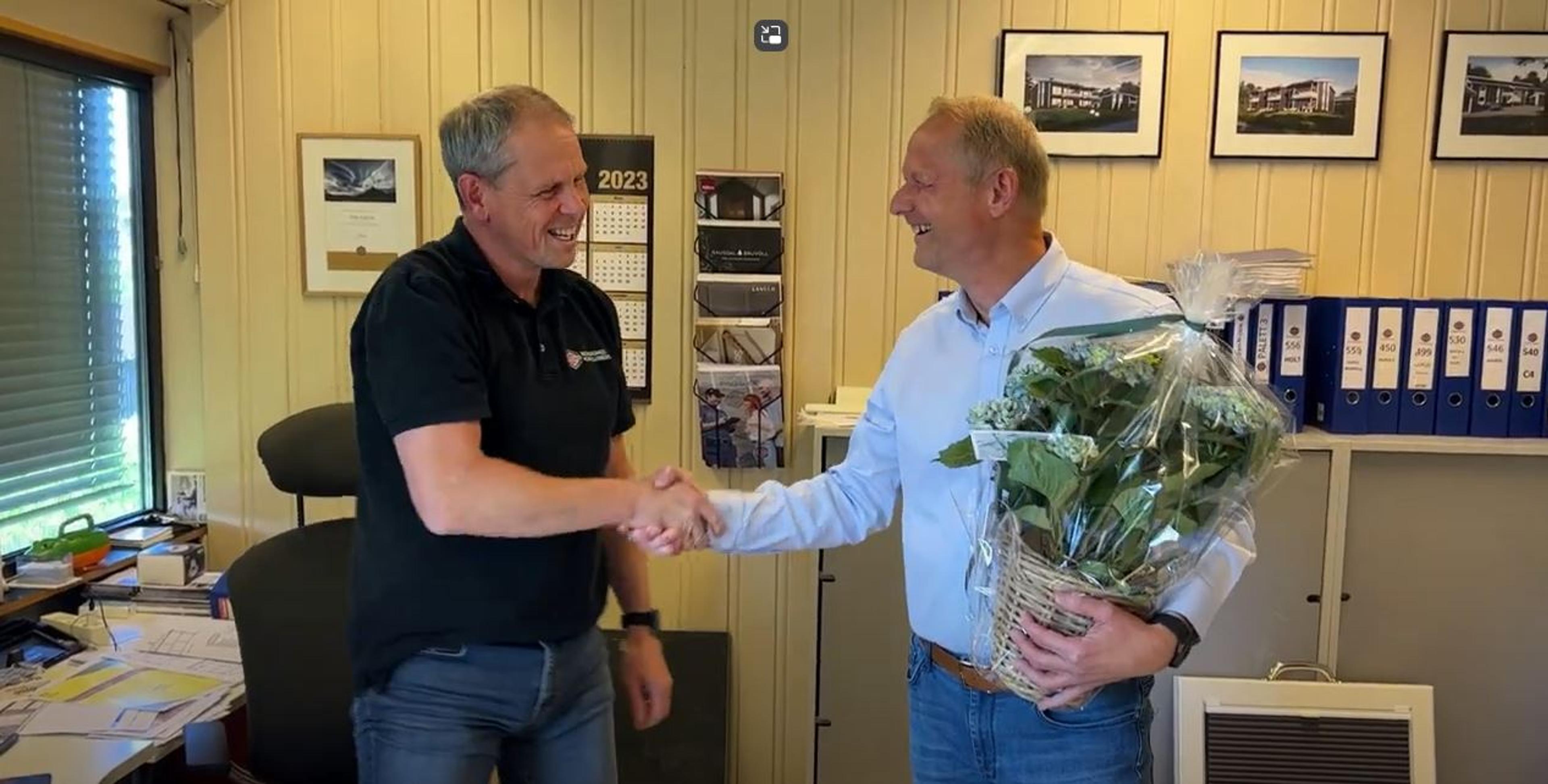 Her blir Frode overrasket med blomster - årets selger