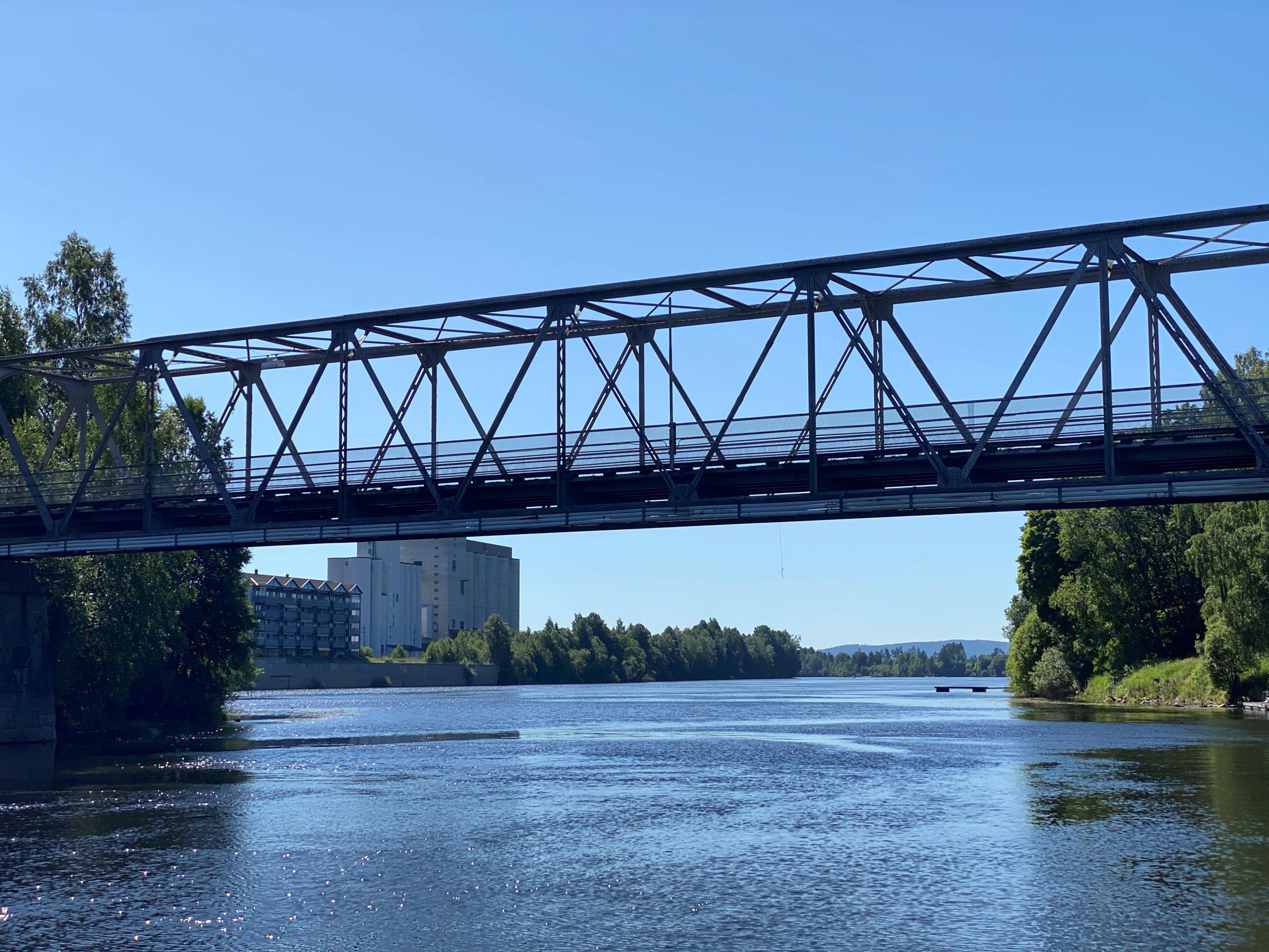 Utsikt til gangbru over Glomma