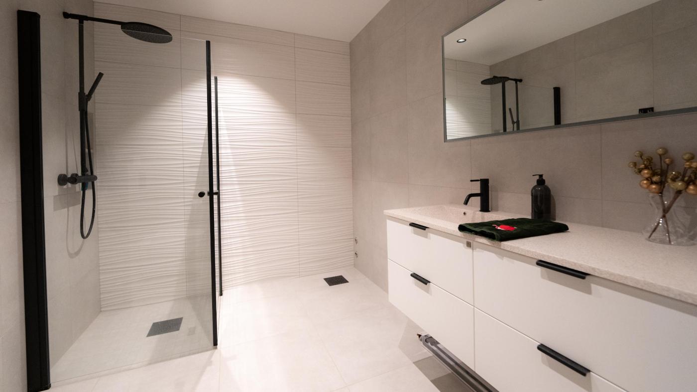 Lyst bad med sorte detaljer