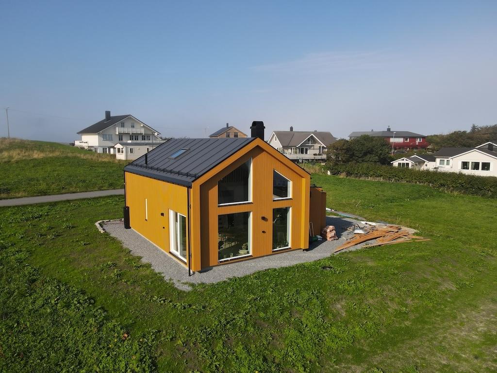 Minihus funkishus store vinduer åpent landskap