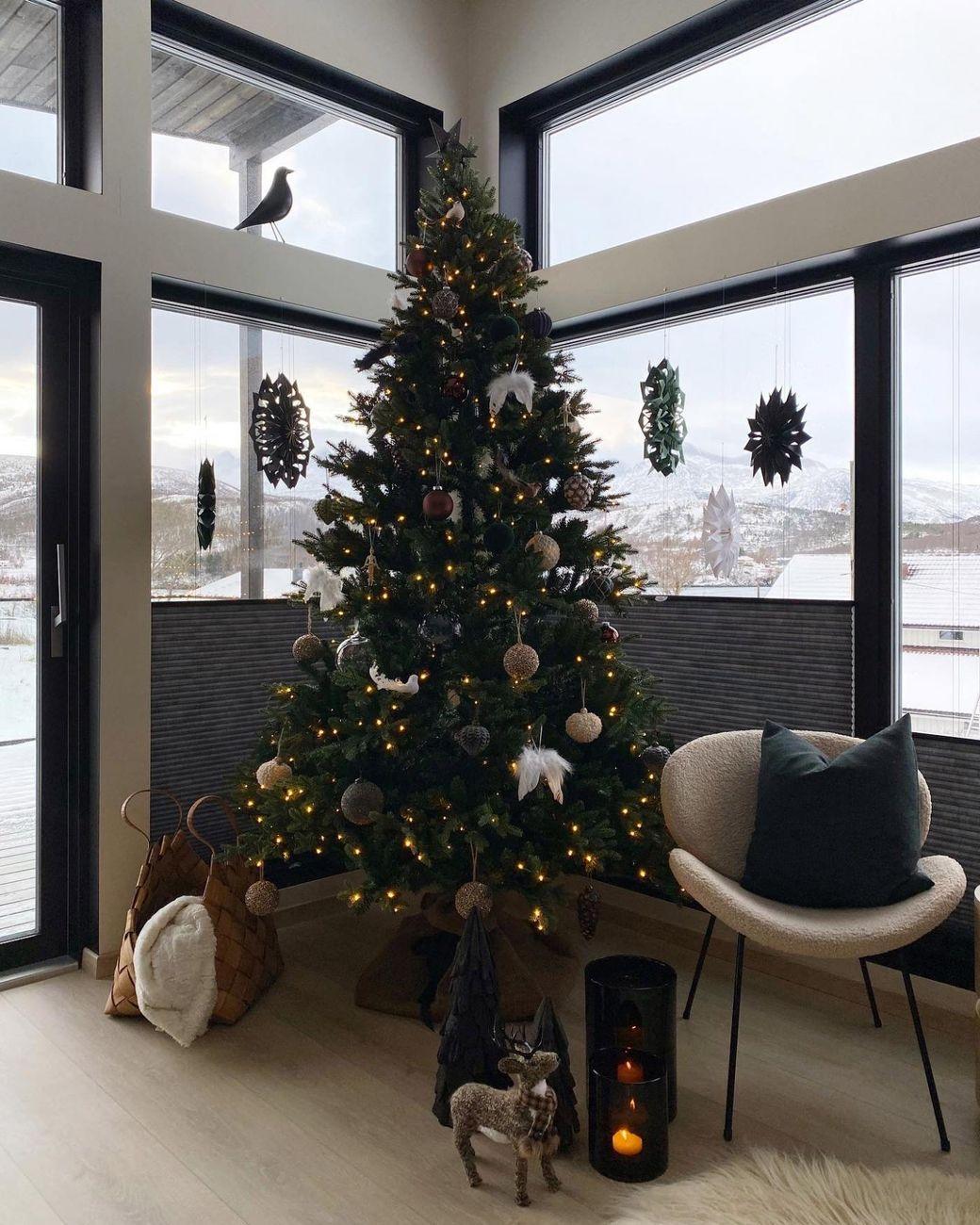 Ekstra takhøyde og store vinduer gjør plass til stort juletre