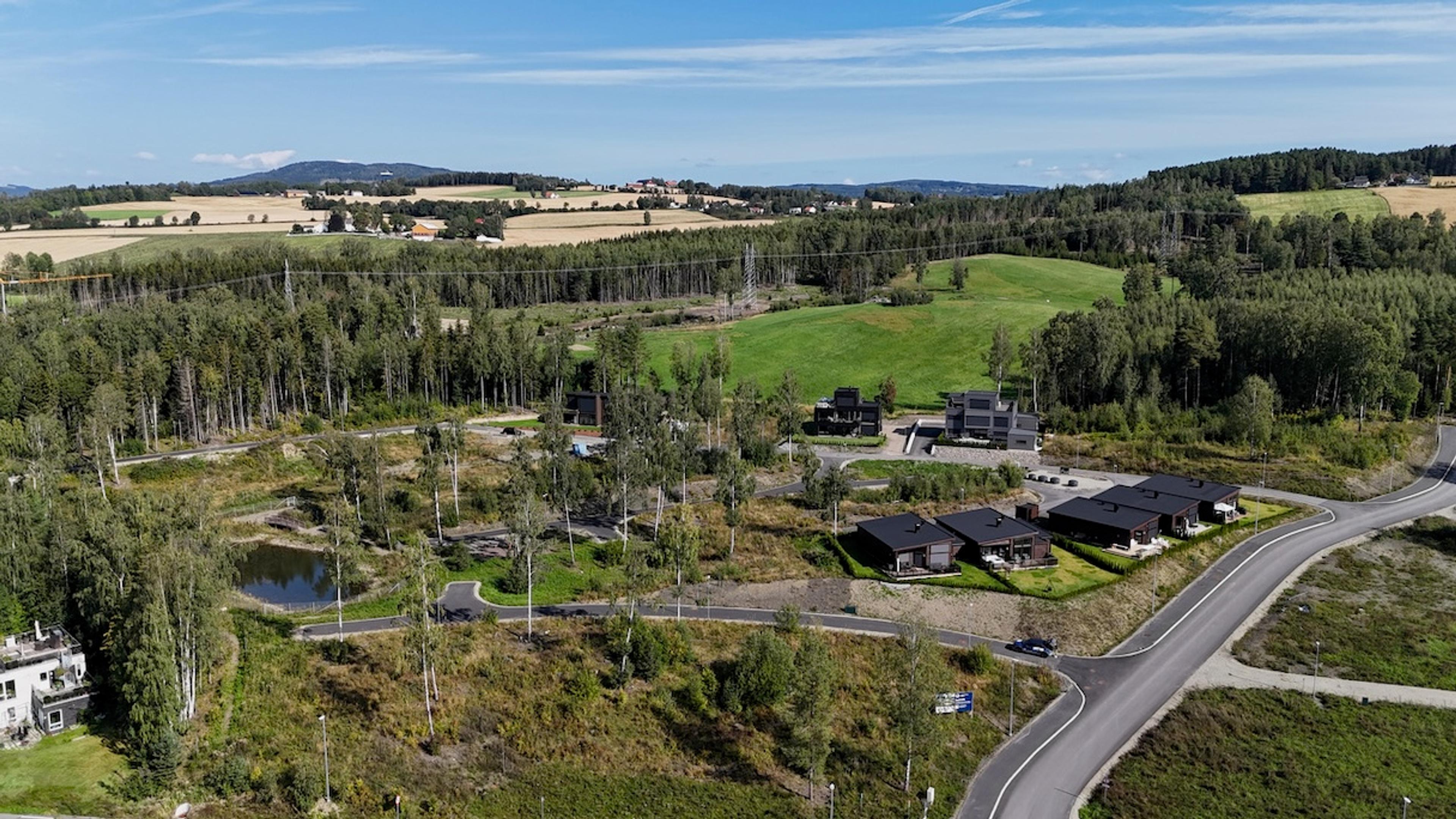 Boligtomter i et landskap på sommeren