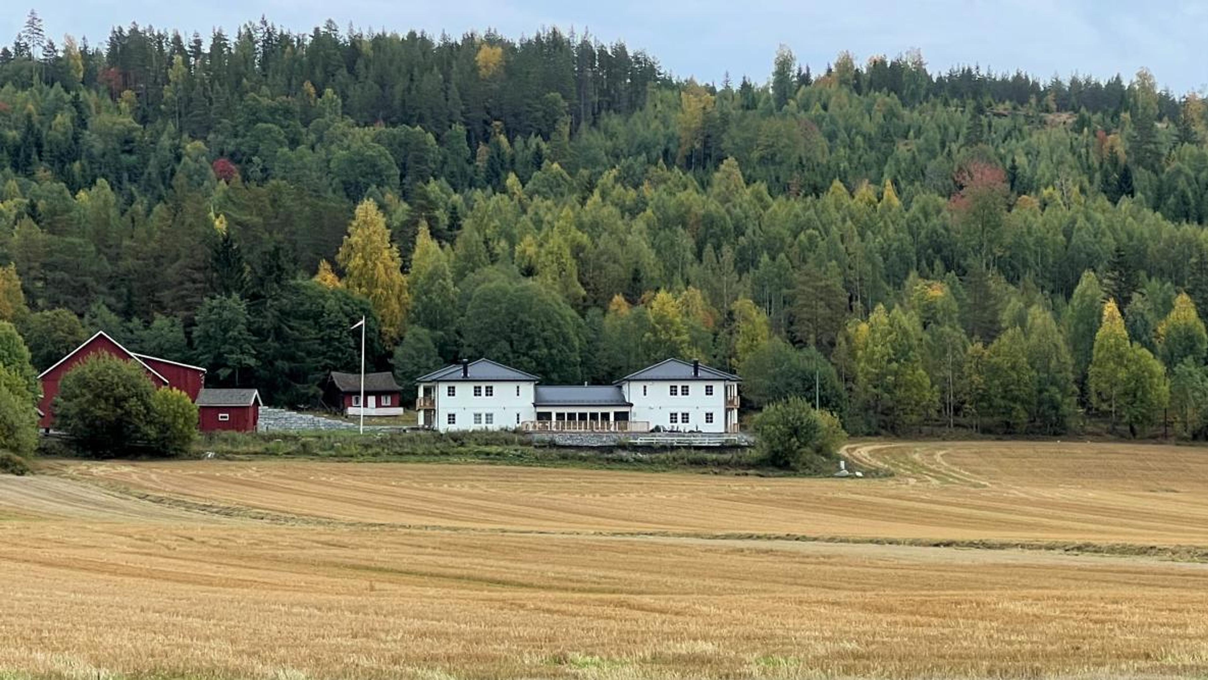 Stor enebolig på gård rett ved skogen