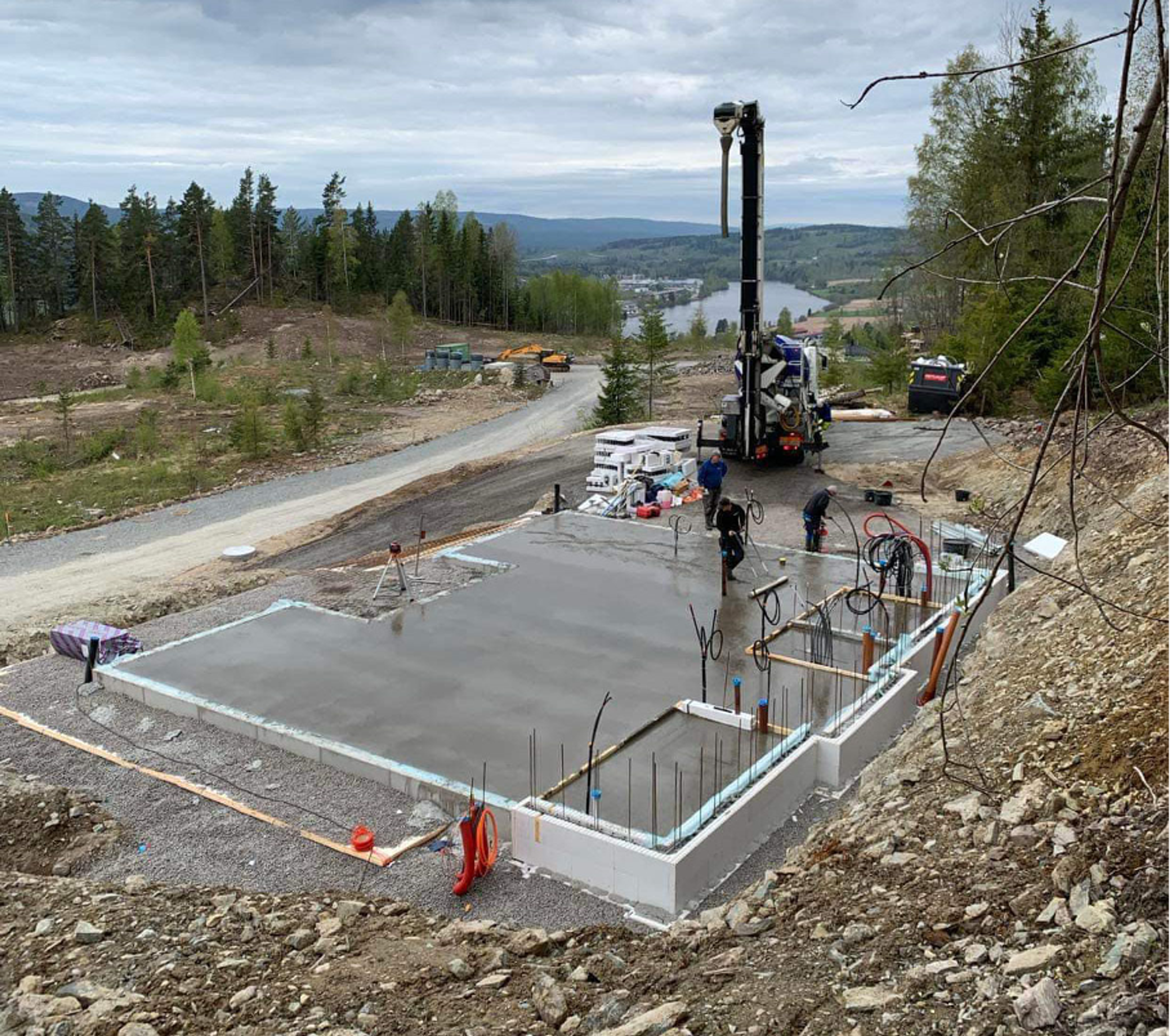 Byggeklar tomt får betonggrunnlag