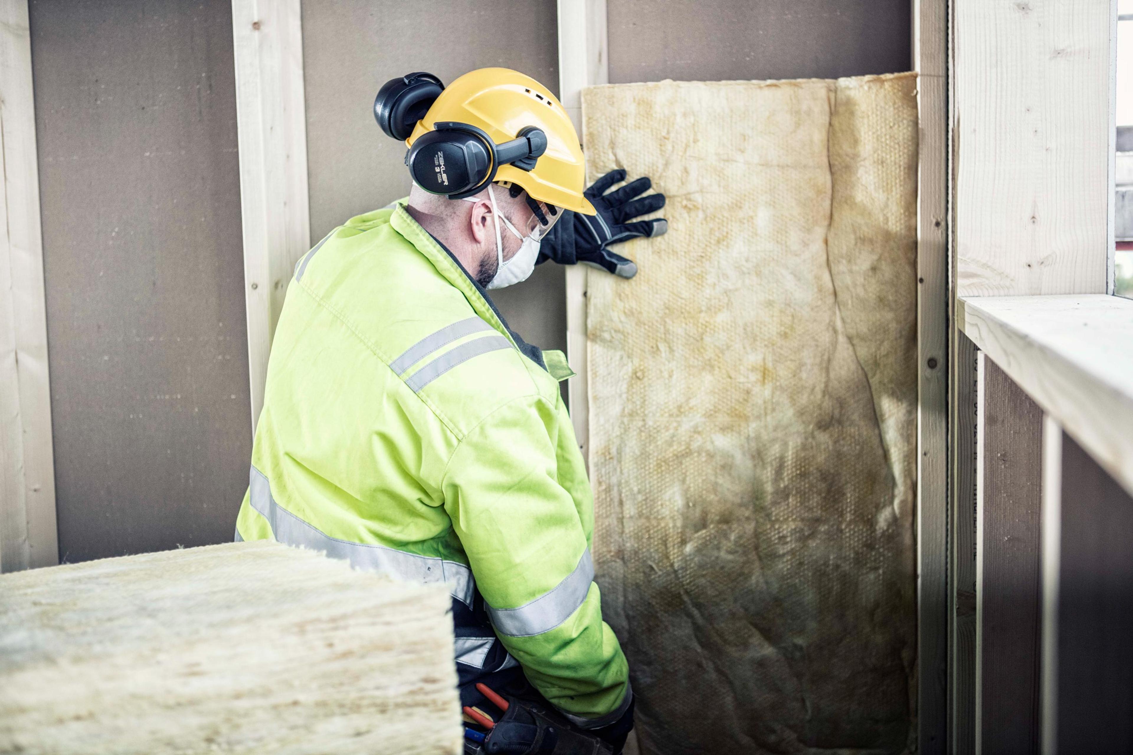 Håndverker isolerer med Glava