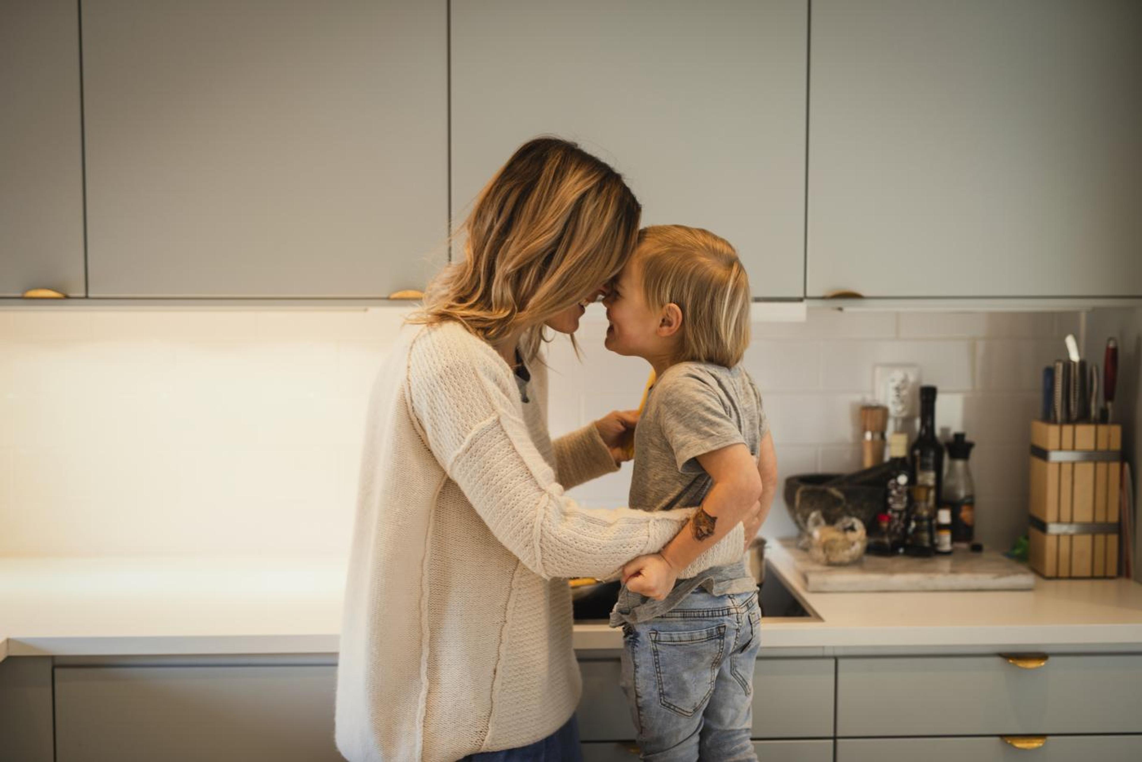 Mor og barn på kjøkken
