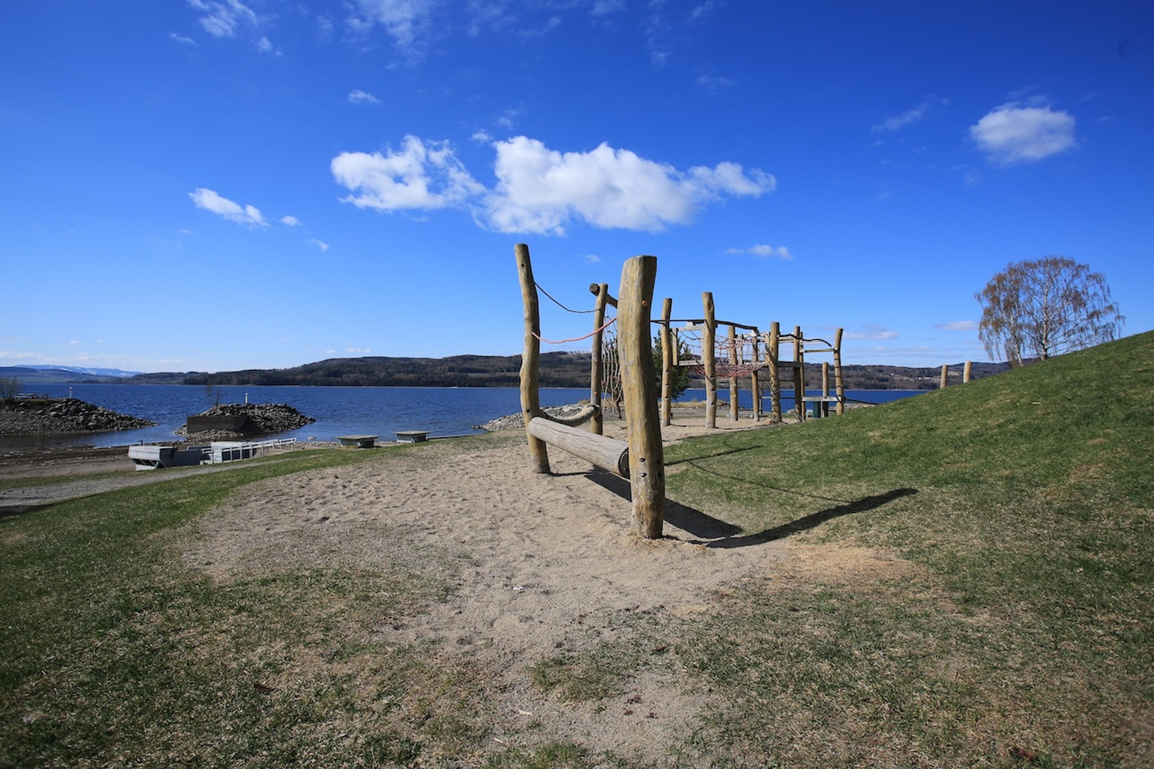 Lekeplass ved Mjøsa, like ned boligfeltet.