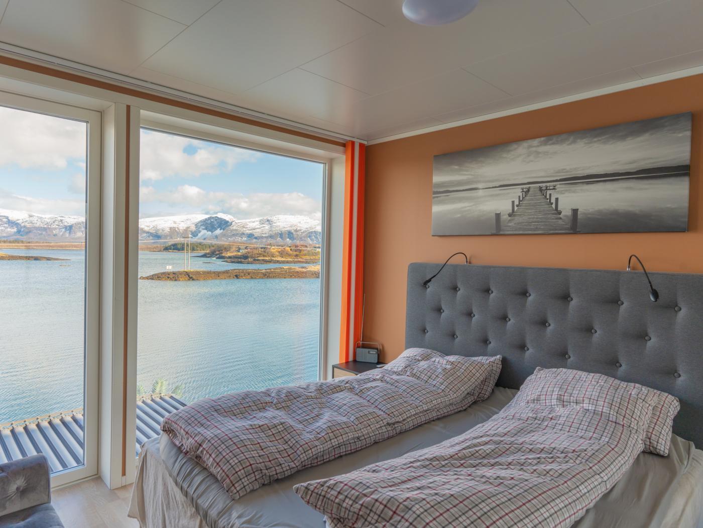En seng med vindu ut mot havet