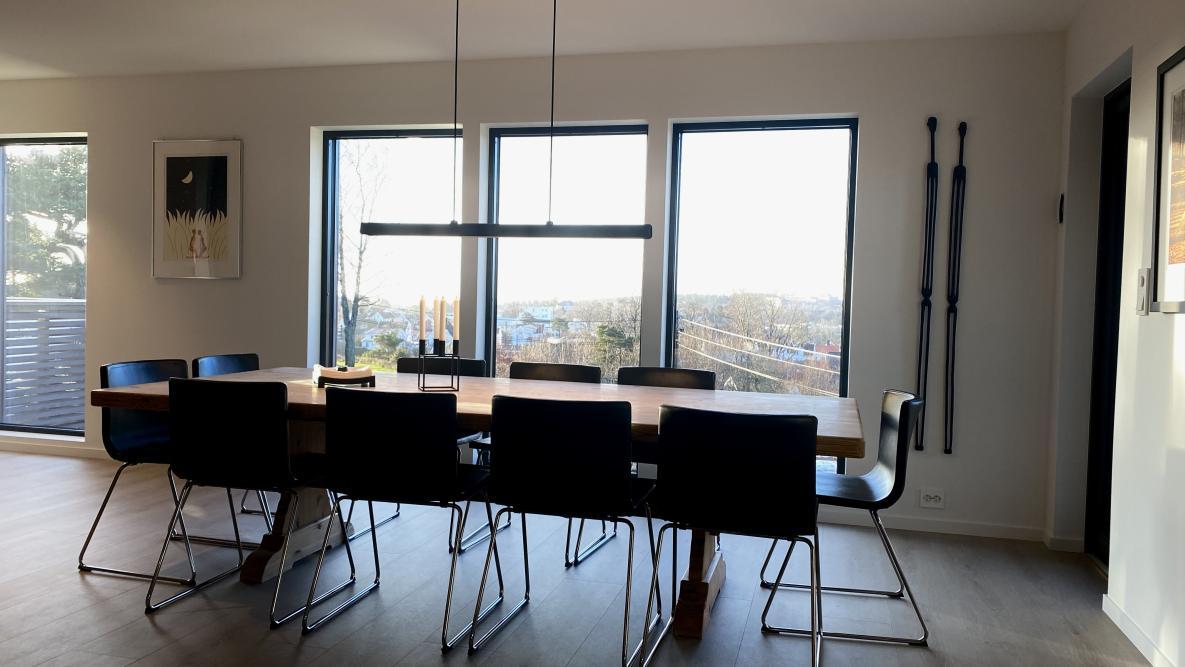 Stor spisestue med plass til mange gjester