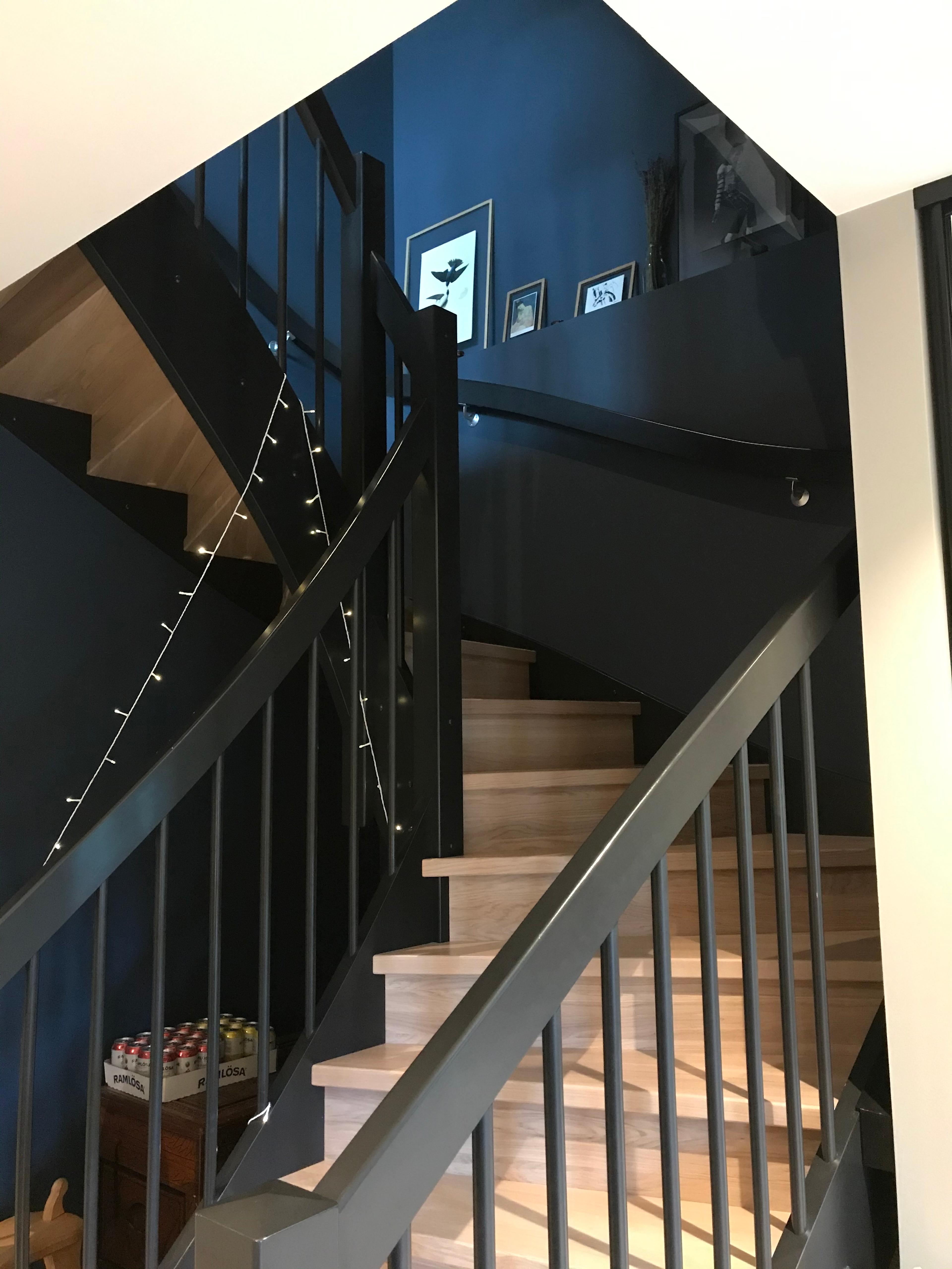 Trapperom malt i Jotun Deco Blue. 