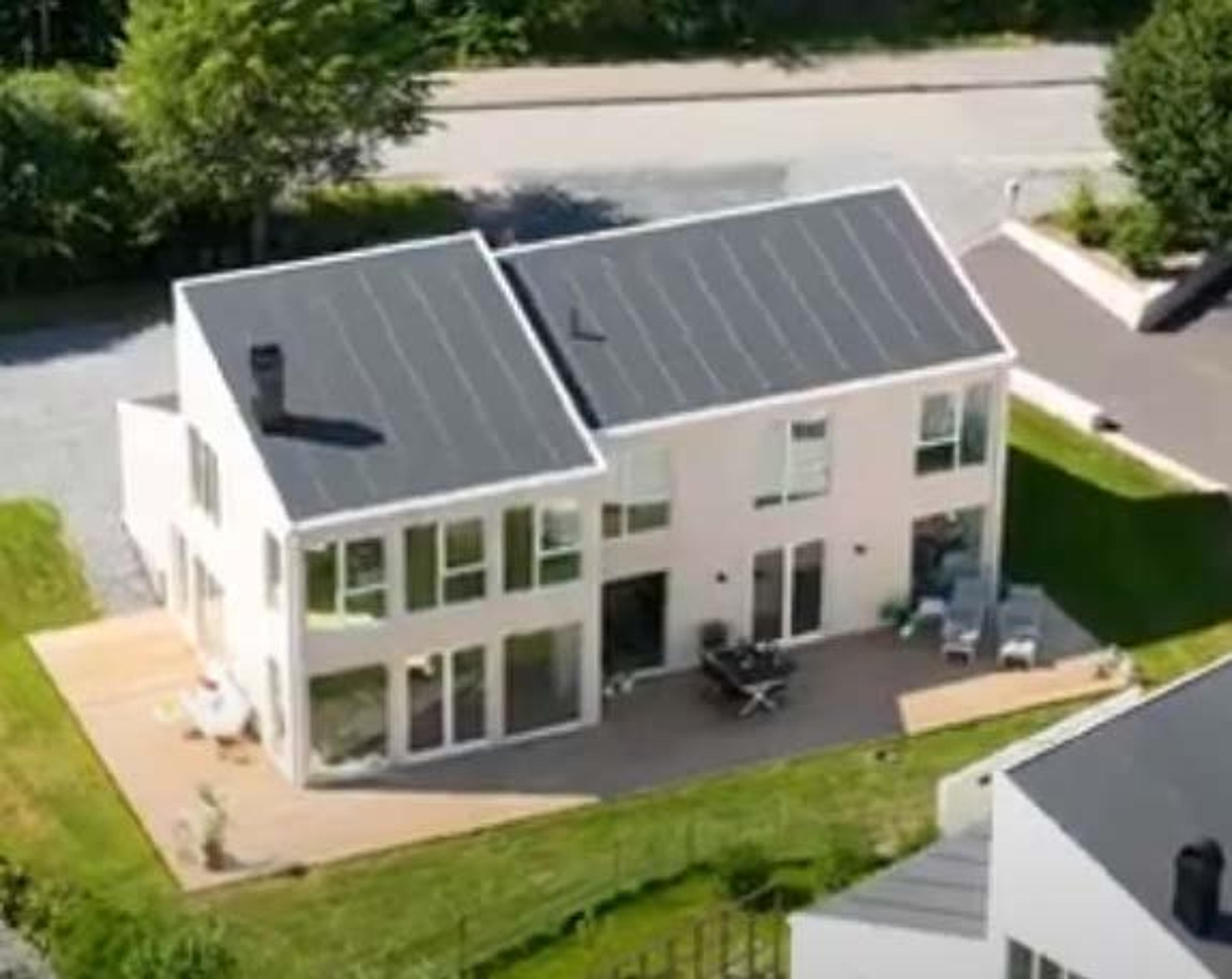 Denne moderne funkisboligen i Vollen er et perfekt eksempel på hvordan funksjonalitet og stil kan forenes. Se video fra boligen her.