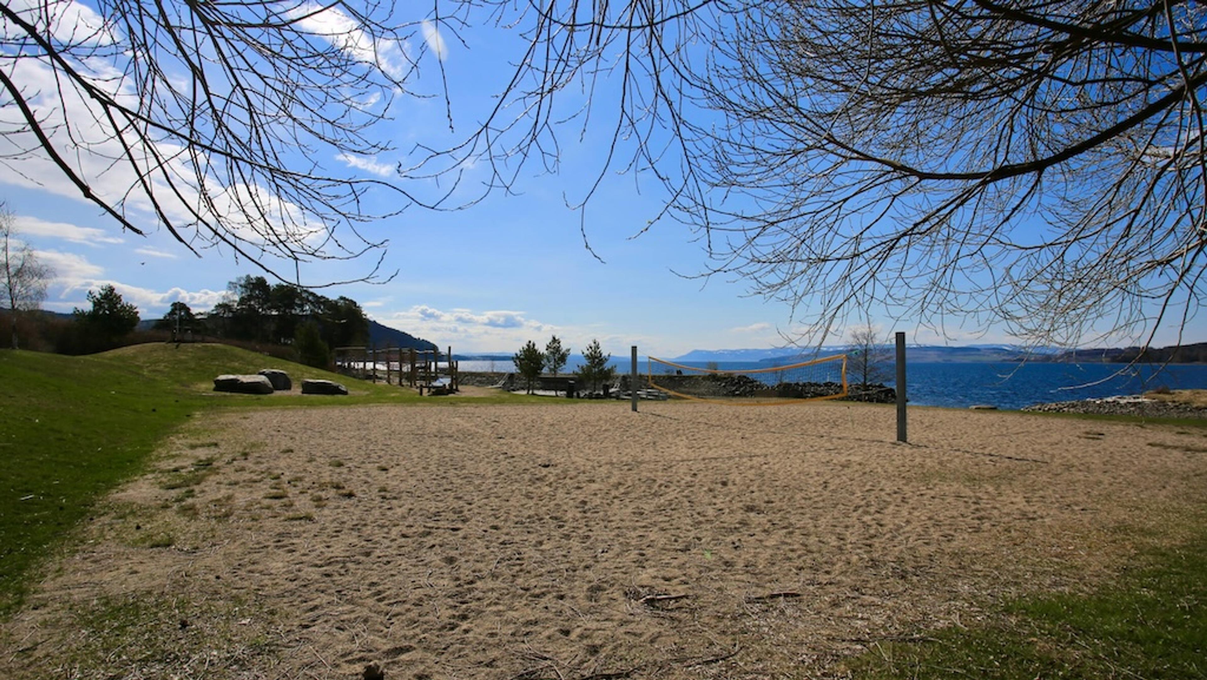 volleyballbane i sand ved Mjøsa