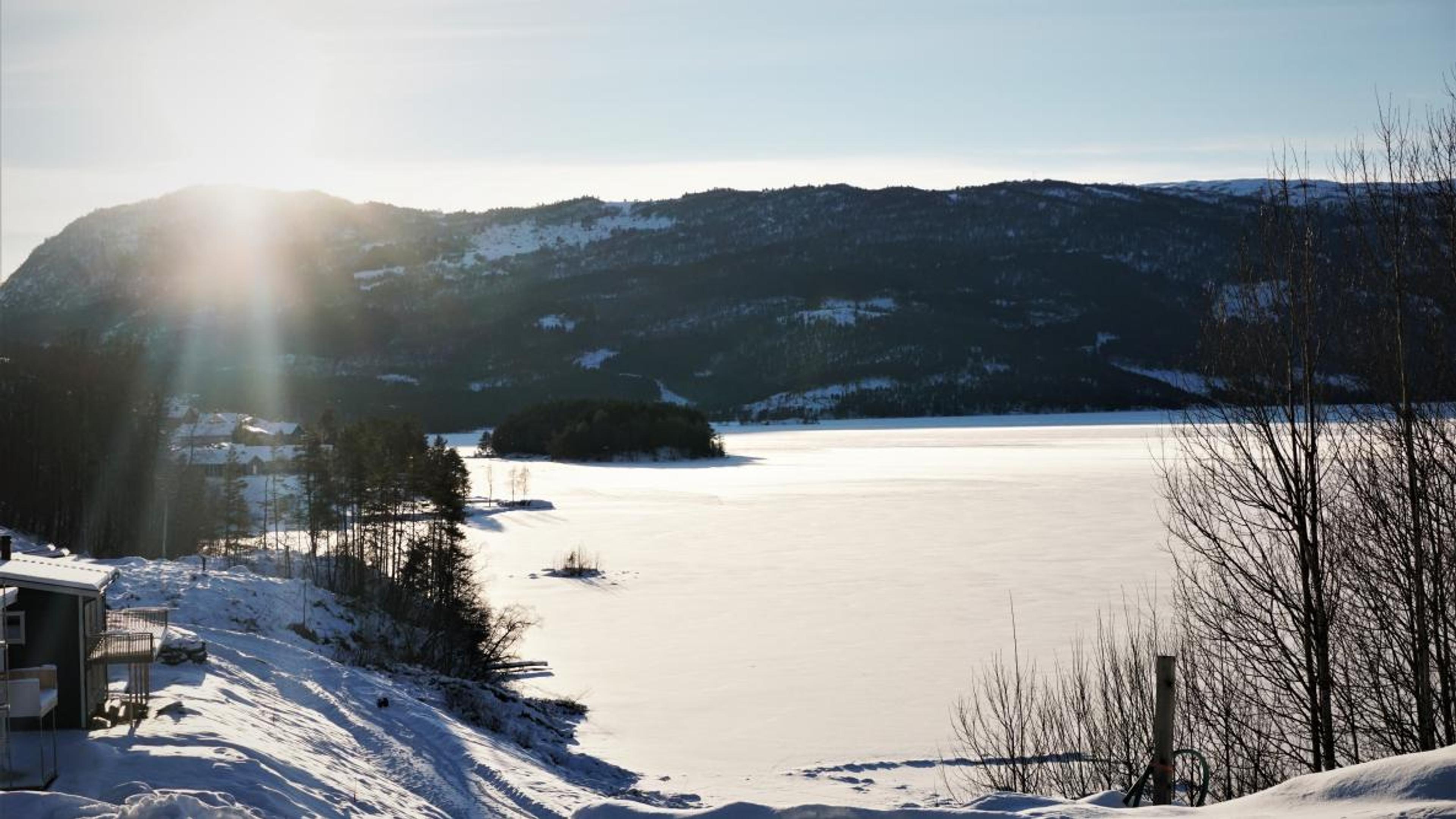 Nydelig utsikt mot vann og fjell
