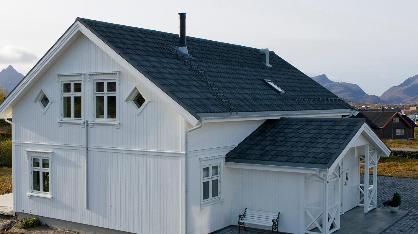 Hvitt hus med sort tak fra Isola