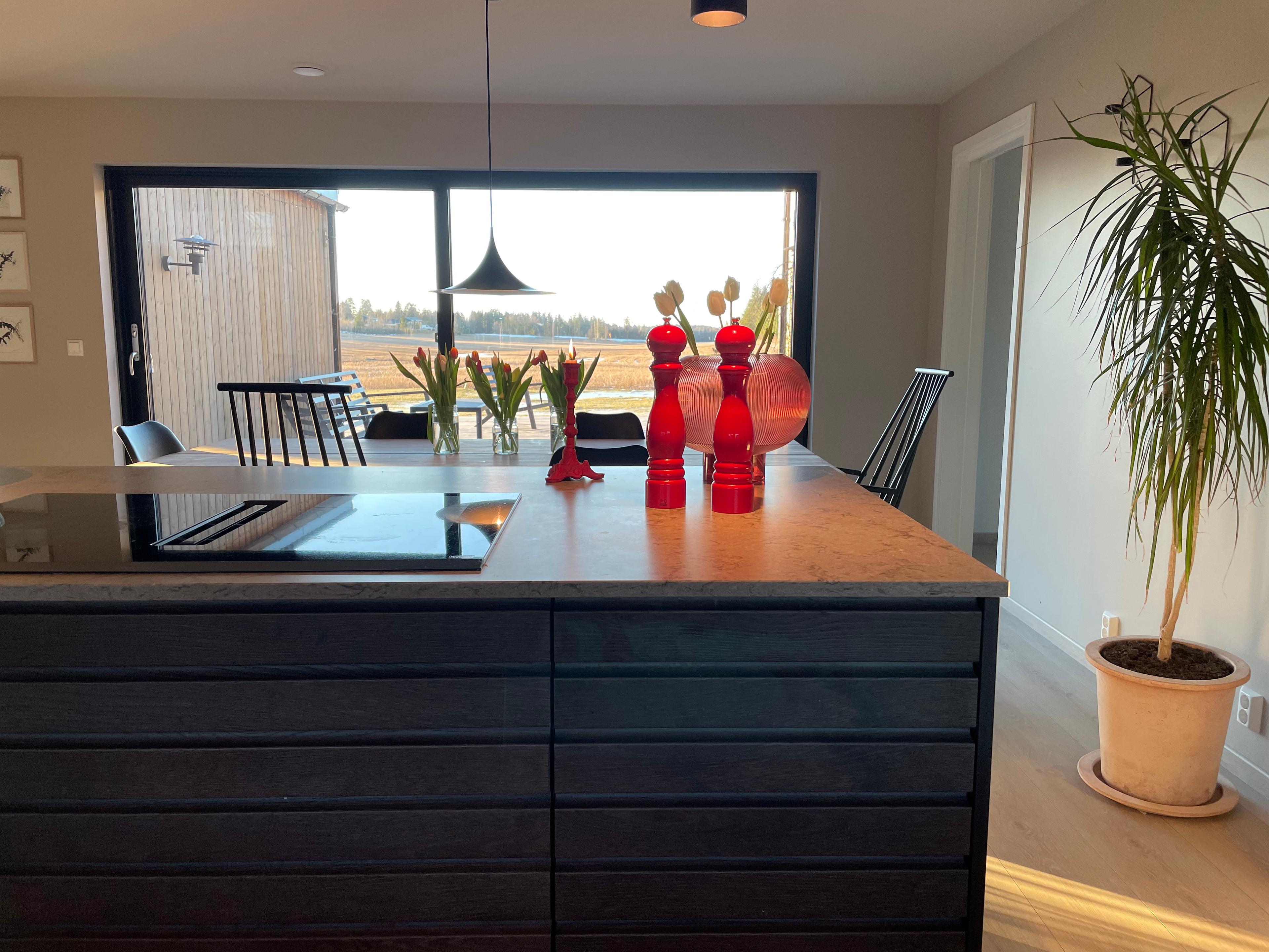 Kjøkken med plass til stort spisebord.