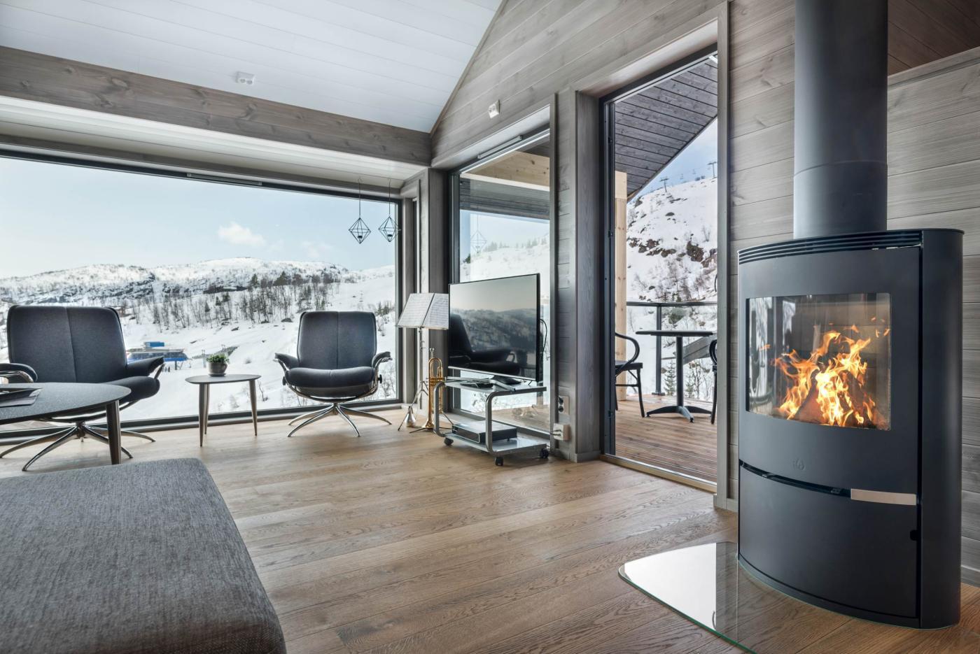 Romslig stue med store vinduer