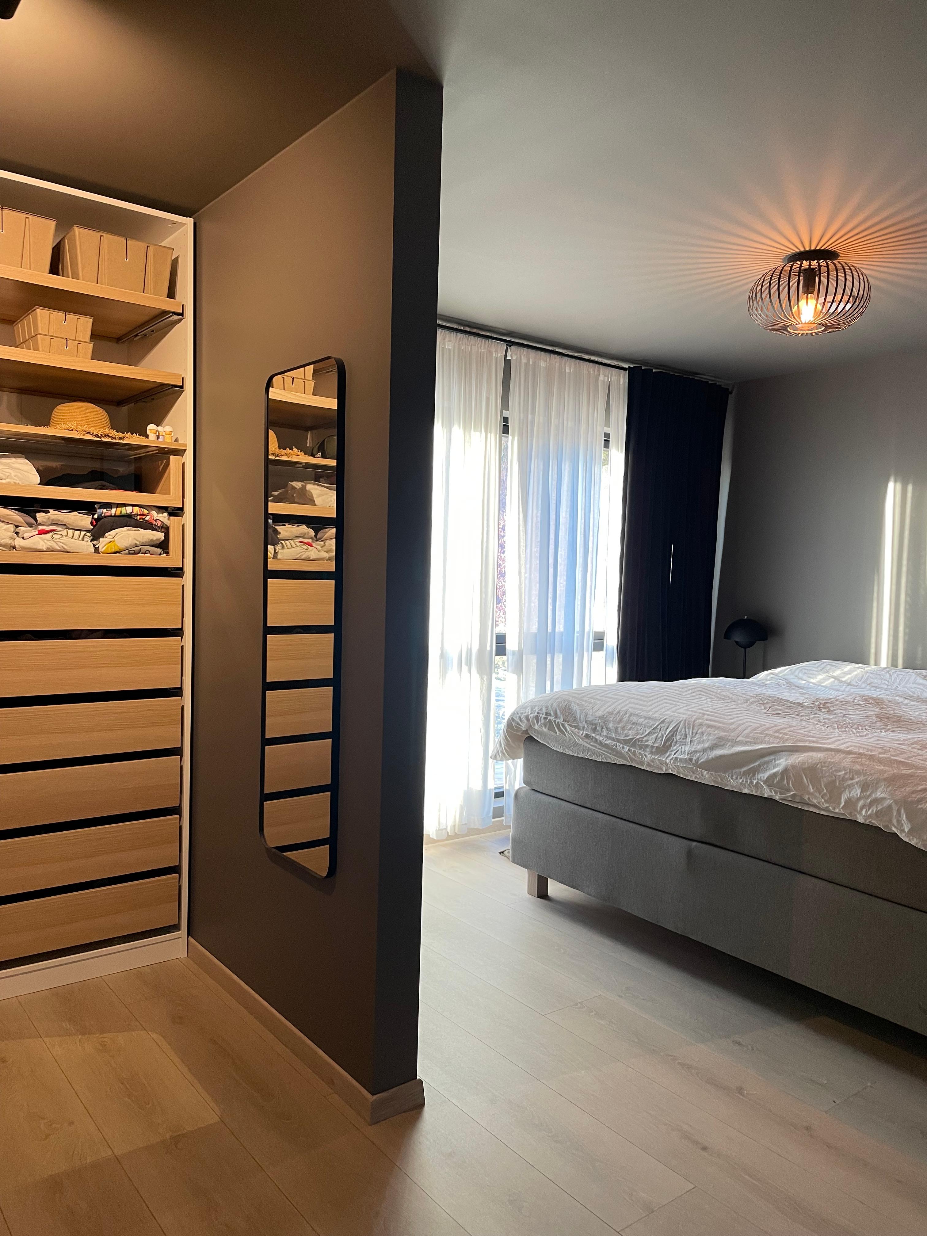 Hovedsoverommet har et eget walk in.