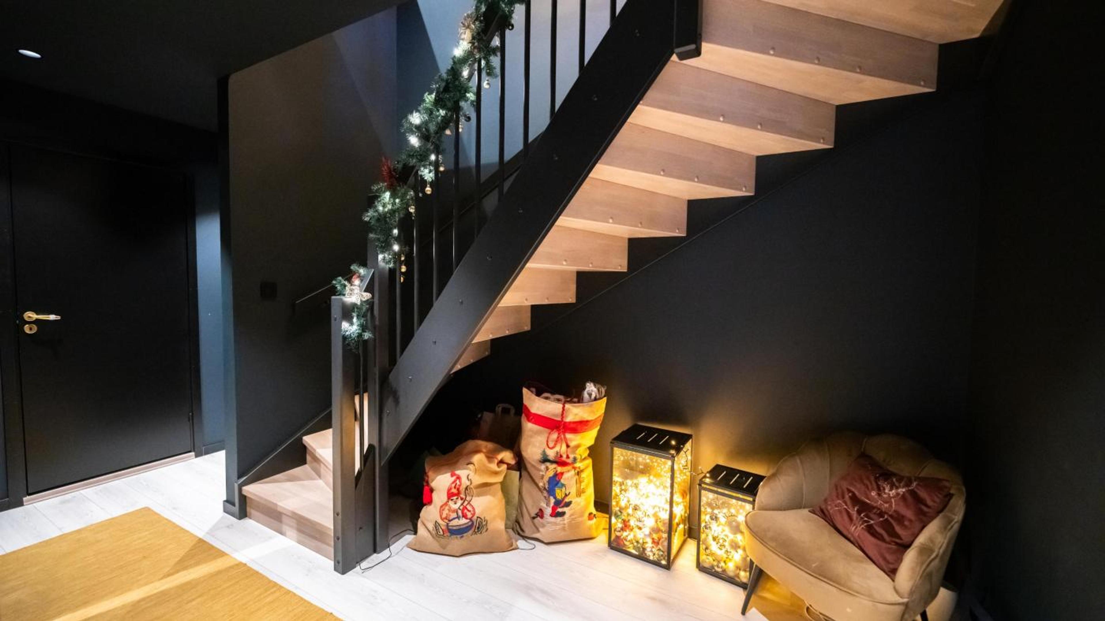 Julepynt under trappen