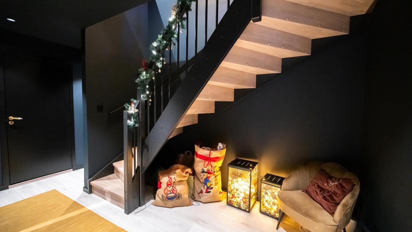 Julepynt under trappen