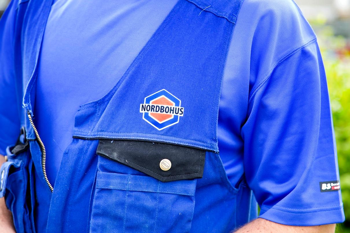 Snekker med Nordbohus logoen på vesten